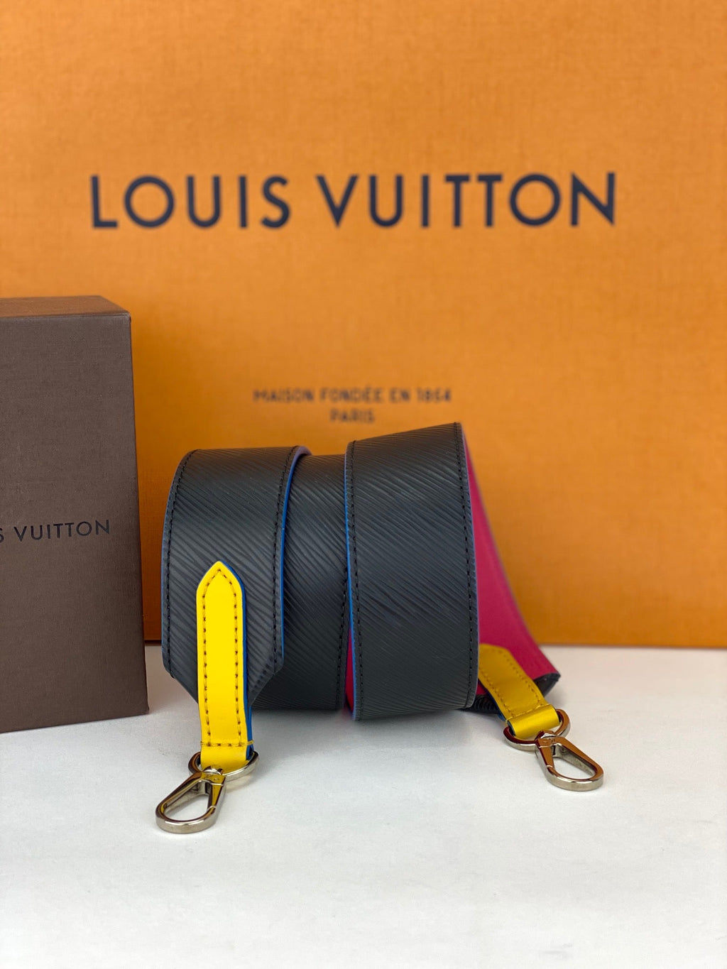 Dây đeo vai da Epi Bandouliere của LOUIS VUITTON màu đen hồng vàng