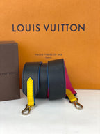 Dây đeo vai da Epi Bandouliere của LOUIS VUITTON màu đen hồng vàng