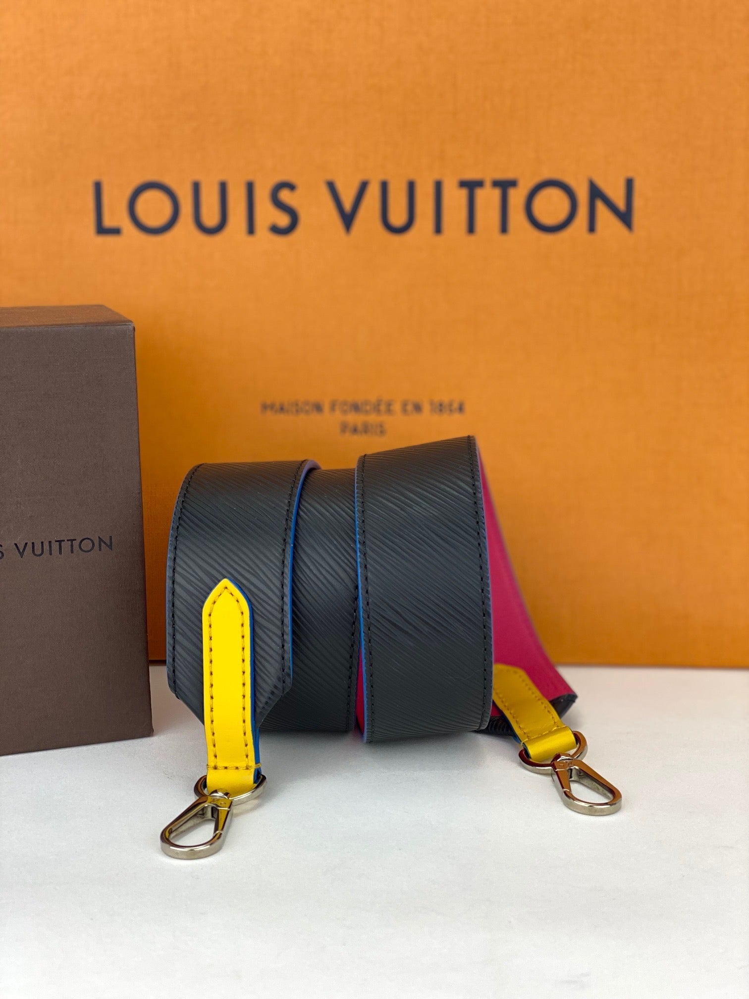 Dây đeo vai da Epi Bandouliere của LOUIS VUITTON màu đen hồng vàng