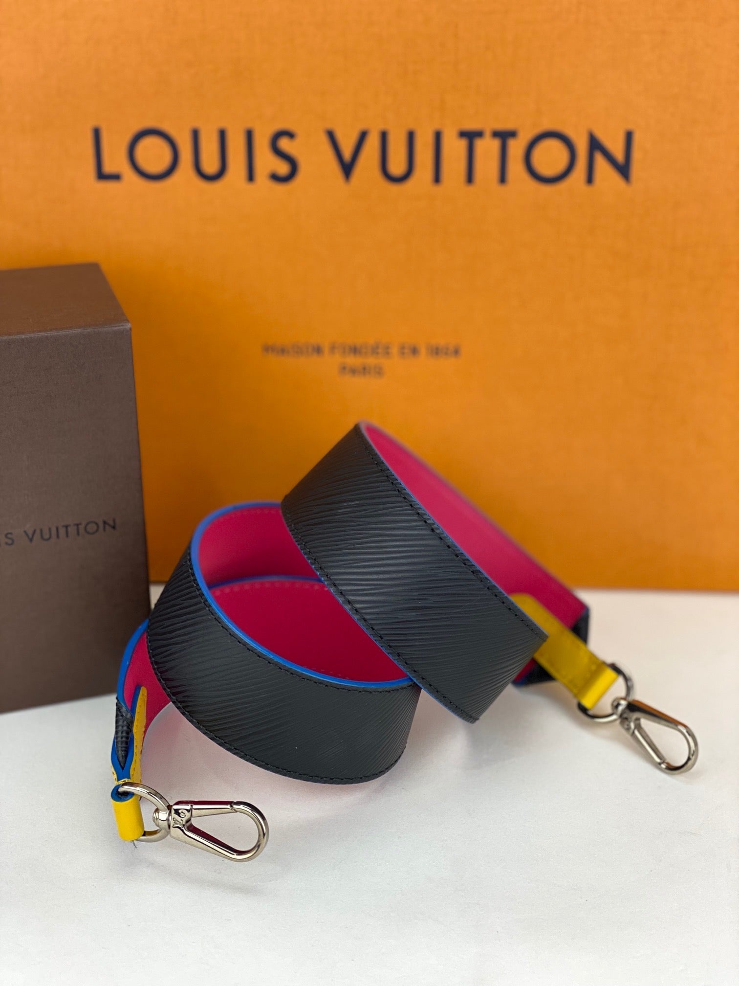 Dây đeo vai da Epi Bandouliere của LOUIS VUITTON màu đen hồng vàng