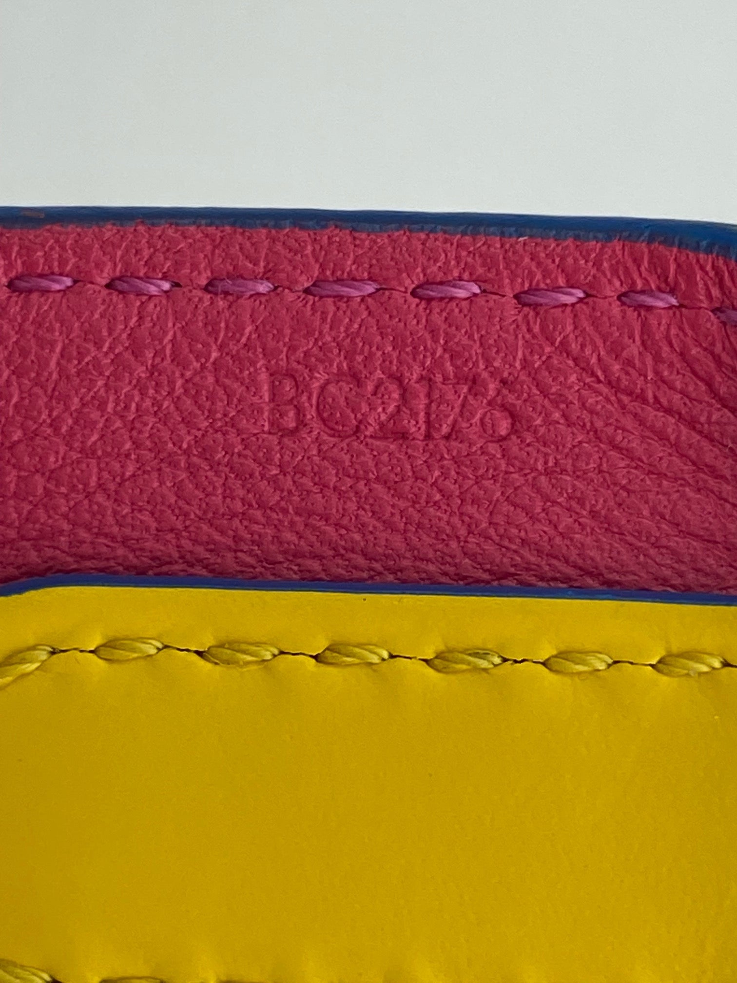 Dây đeo vai da Epi Bandouliere của LOUIS VUITTON màu đen hồng vàng