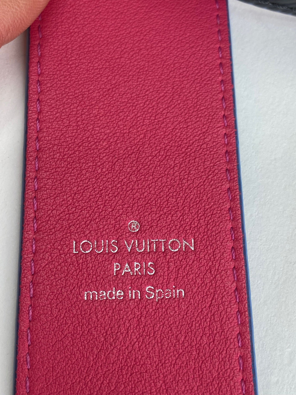 Dây đeo vai da Epi Bandouliere của LOUIS VUITTON màu đen hồng vàng
