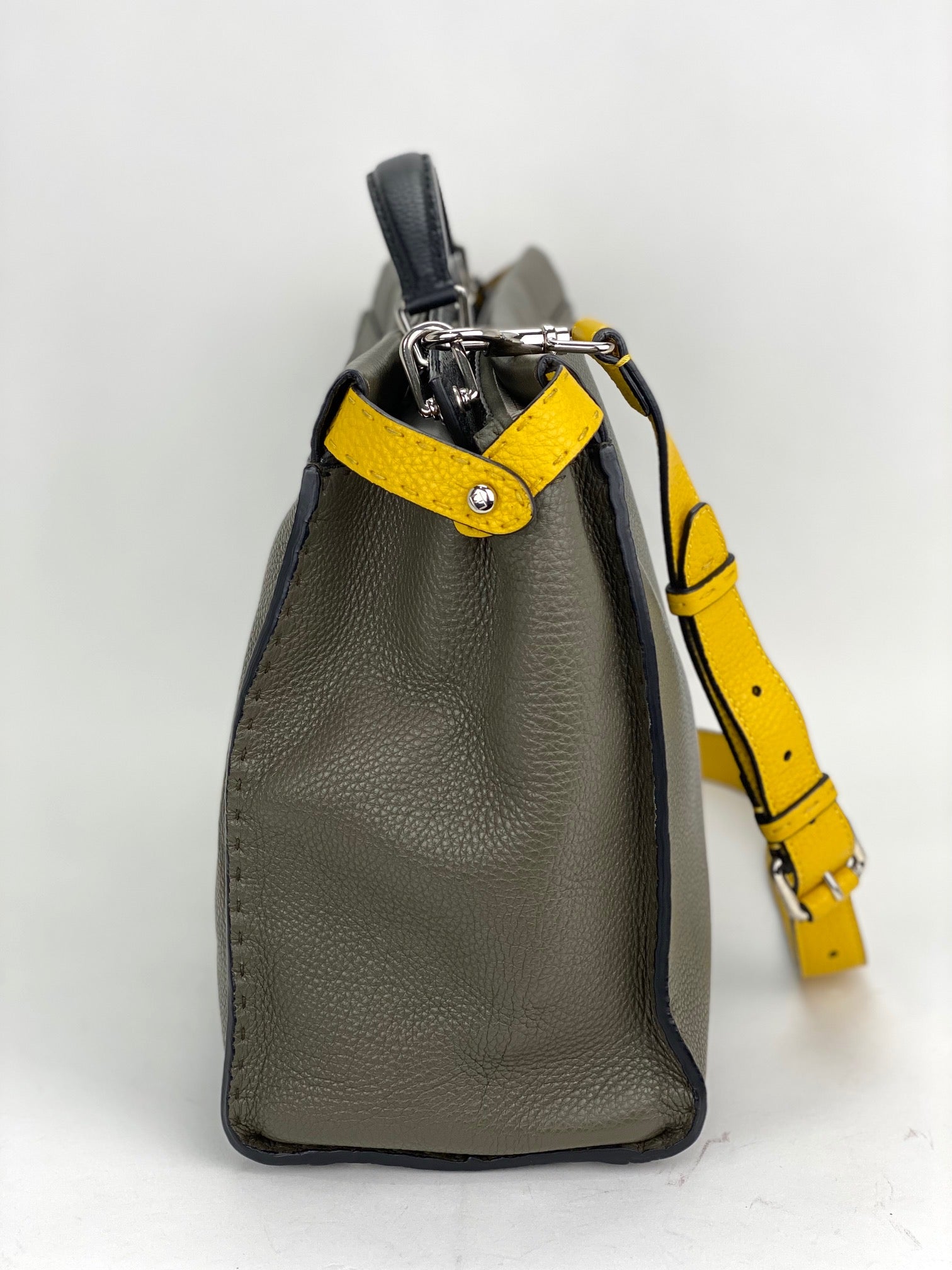 Cặp xách FENDI SELLERIA cỡ lớn Peekaboo Iconic Essential Messenger Briefcase Attache