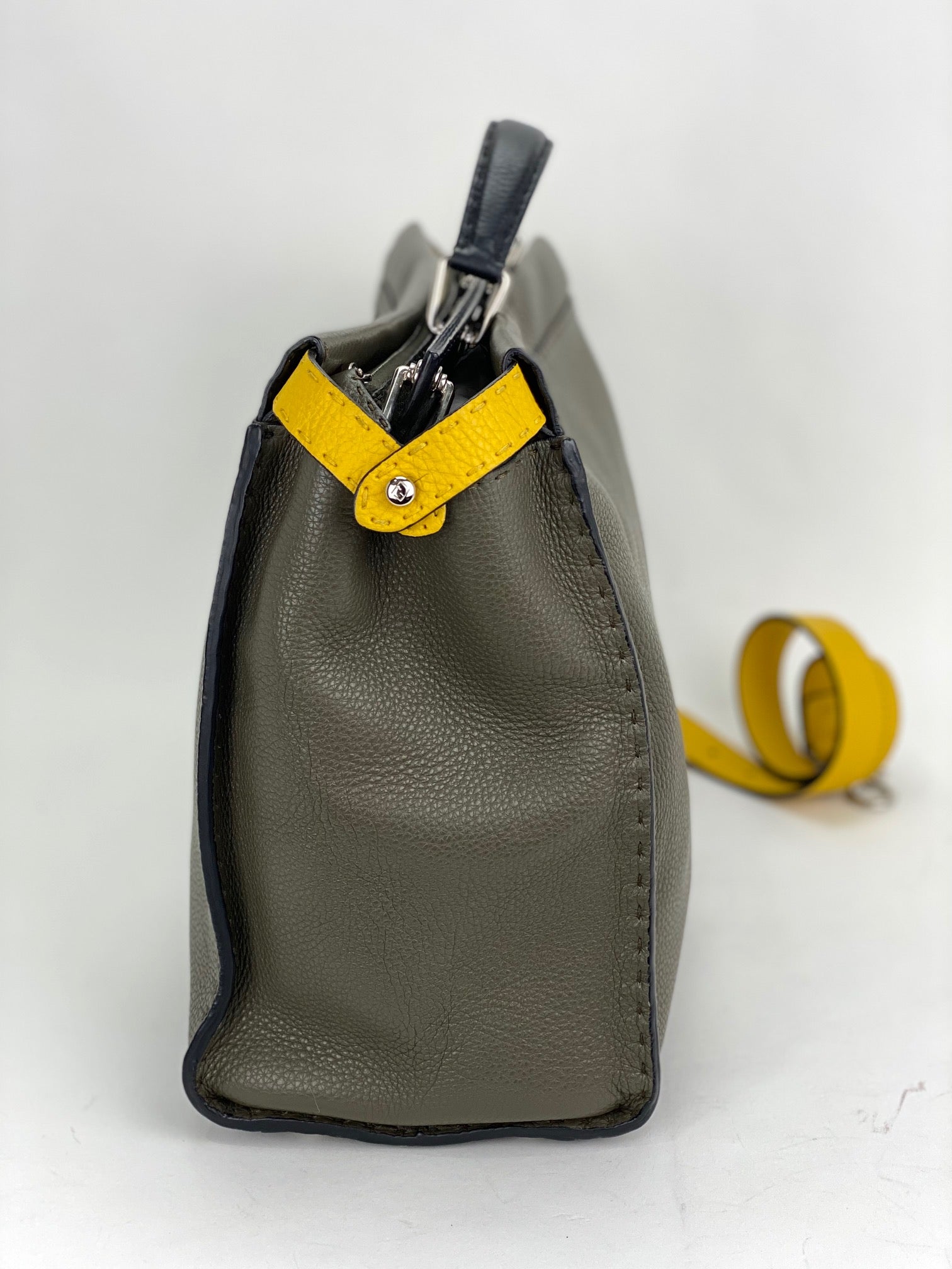 Cặp xách FENDI SELLERIA cỡ lớn Peekaboo Iconic Essential Messenger Briefcase Attache