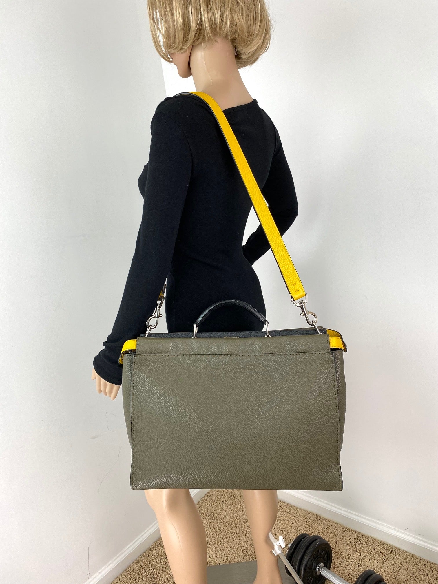 Cặp xách FENDI SELLERIA cỡ lớn Peekaboo Iconic Essential Messenger Briefcase Attache