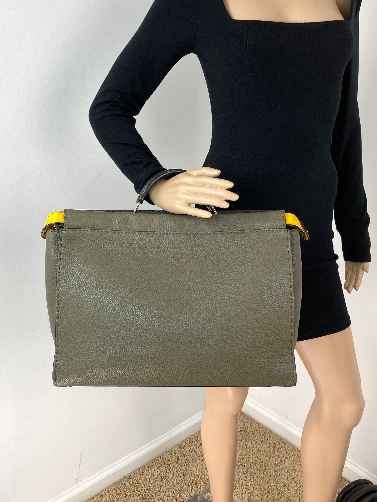 Cặp xách FENDI SELLERIA cỡ lớn Peekaboo Iconic Essential Messenger Briefcase Attache