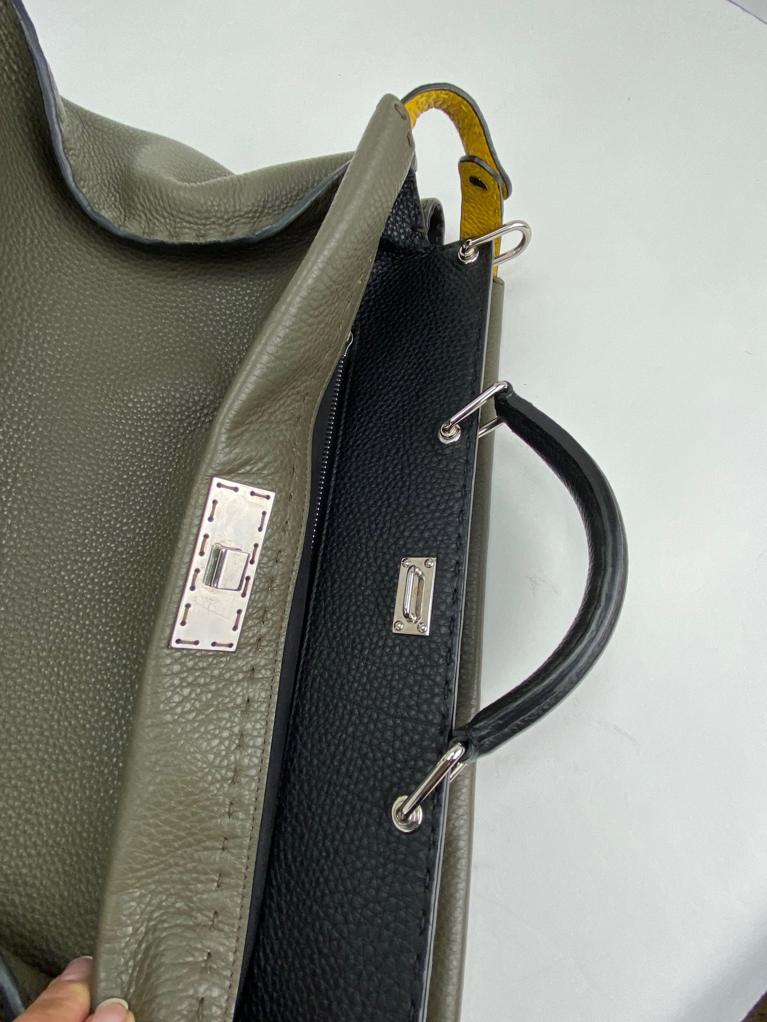 Cặp xách FENDI SELLERIA cỡ lớn Peekaboo Iconic Essential Messenger Briefcase Attache