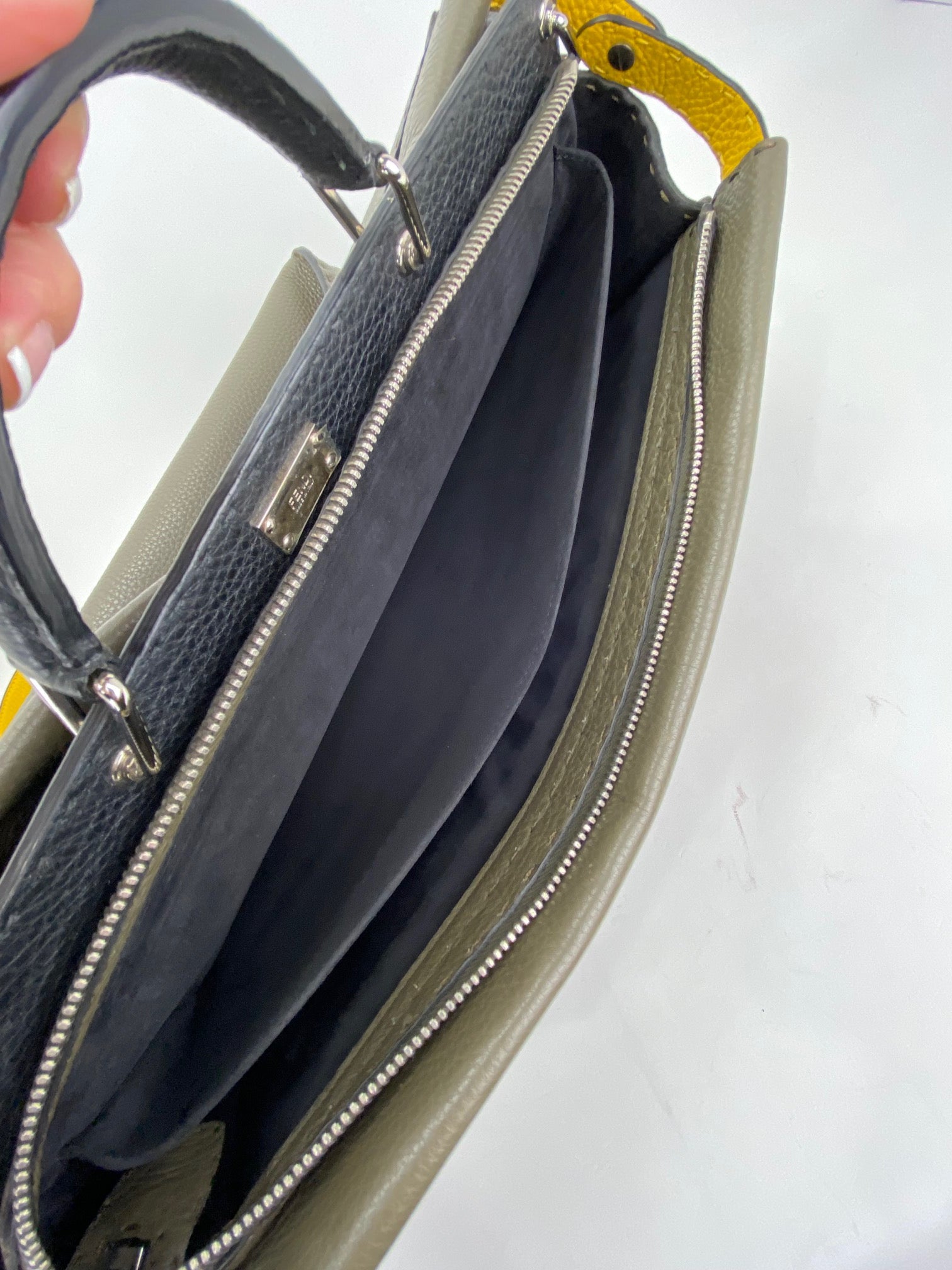 Cặp xách FENDI SELLERIA cỡ lớn Peekaboo Iconic Essential Messenger Briefcase Attache