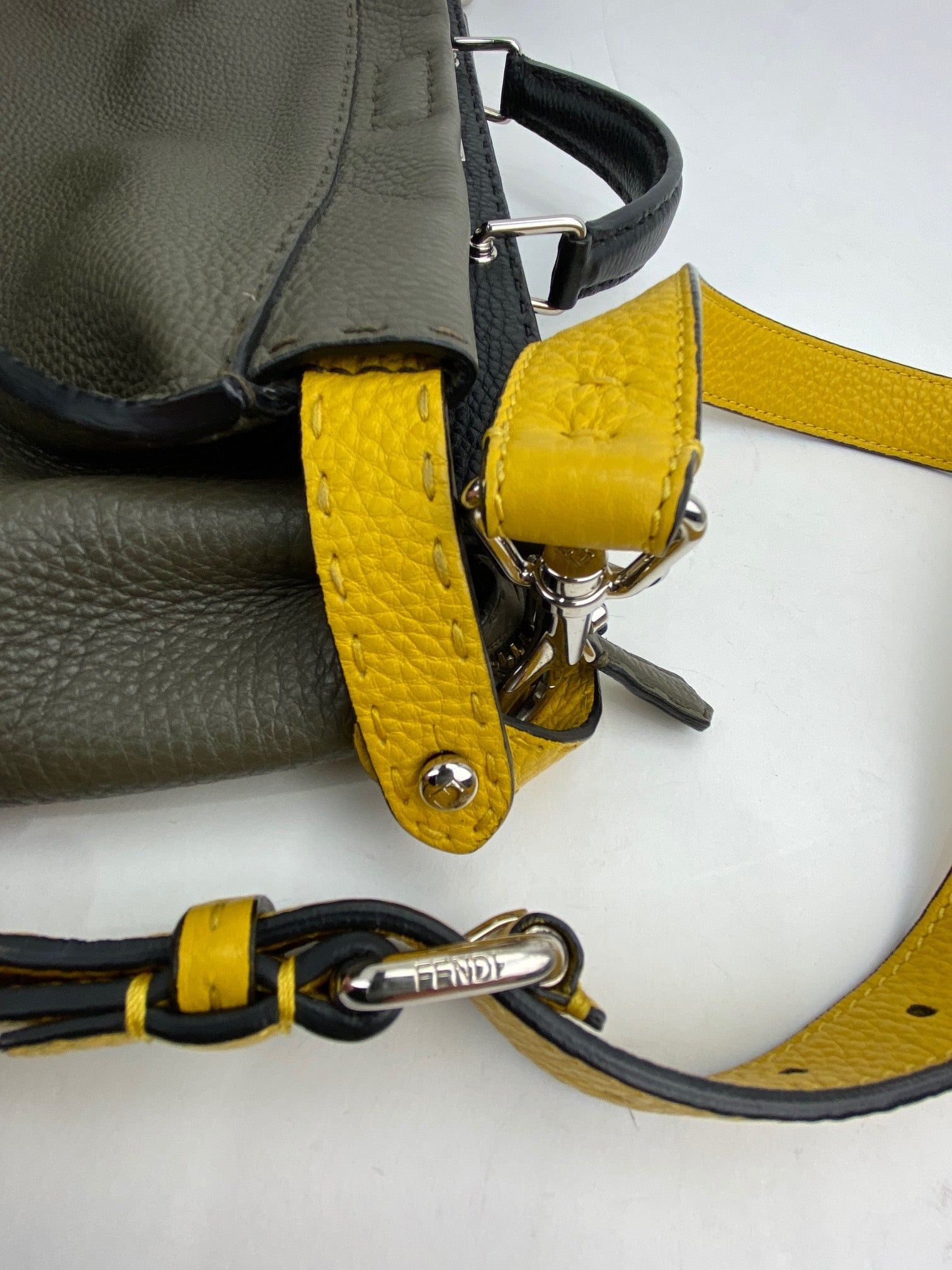 Cặp xách FENDI SELLERIA cỡ lớn Peekaboo Iconic Essential Messenger Briefcase Attache