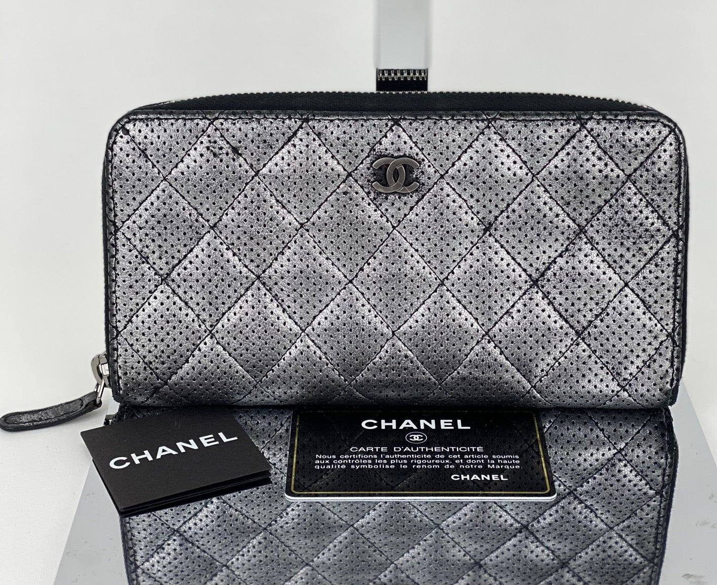 Ví cầm tay Chanel Perforated Silver Metallic Lambskin Quilted Zip Around