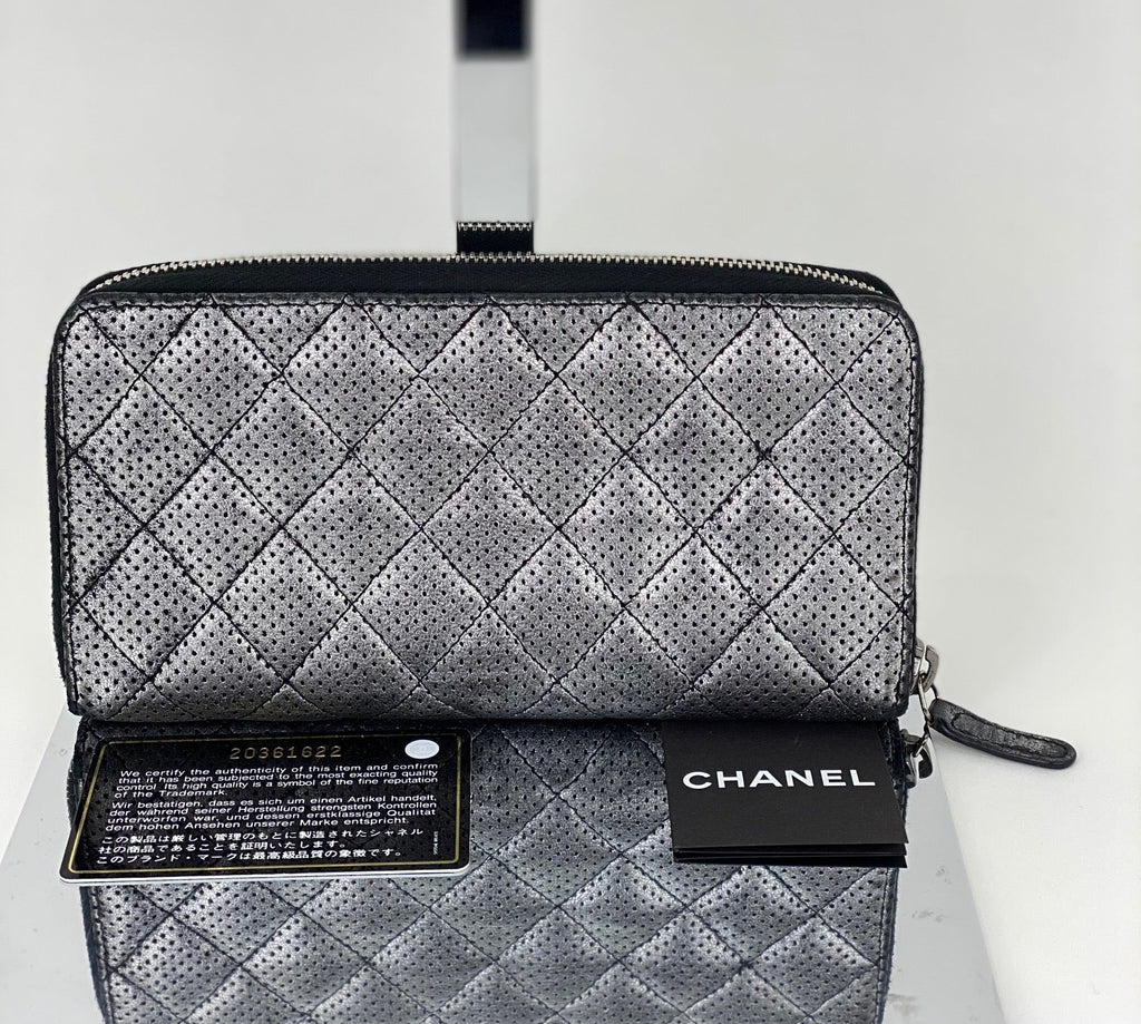 Ví cầm tay Chanel Perforated Silver Metallic Lambskin Quilted Zip Around