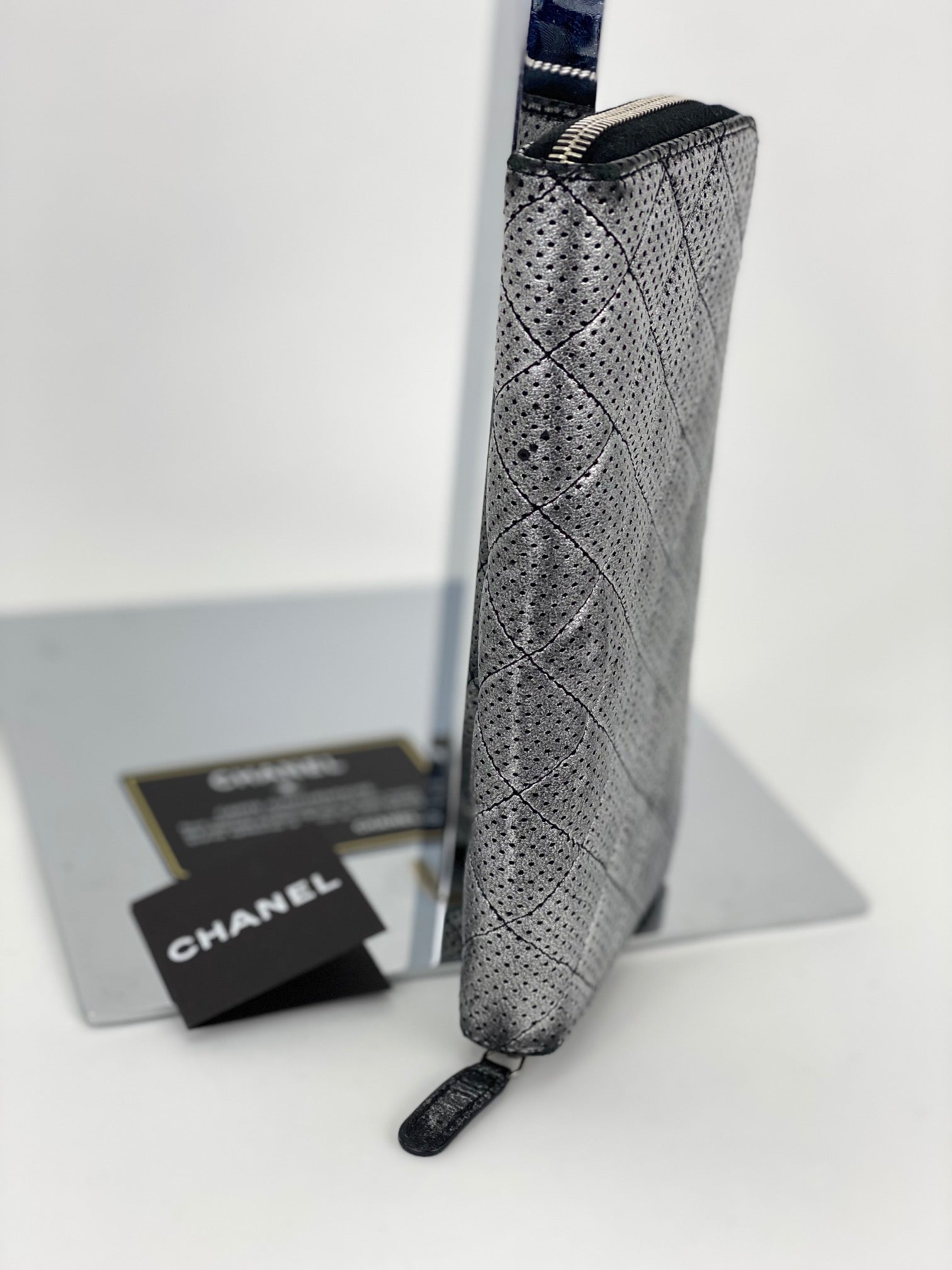 Ví cầm tay Chanel Perforated Silver Metallic Lambskin Quilted Zip Around