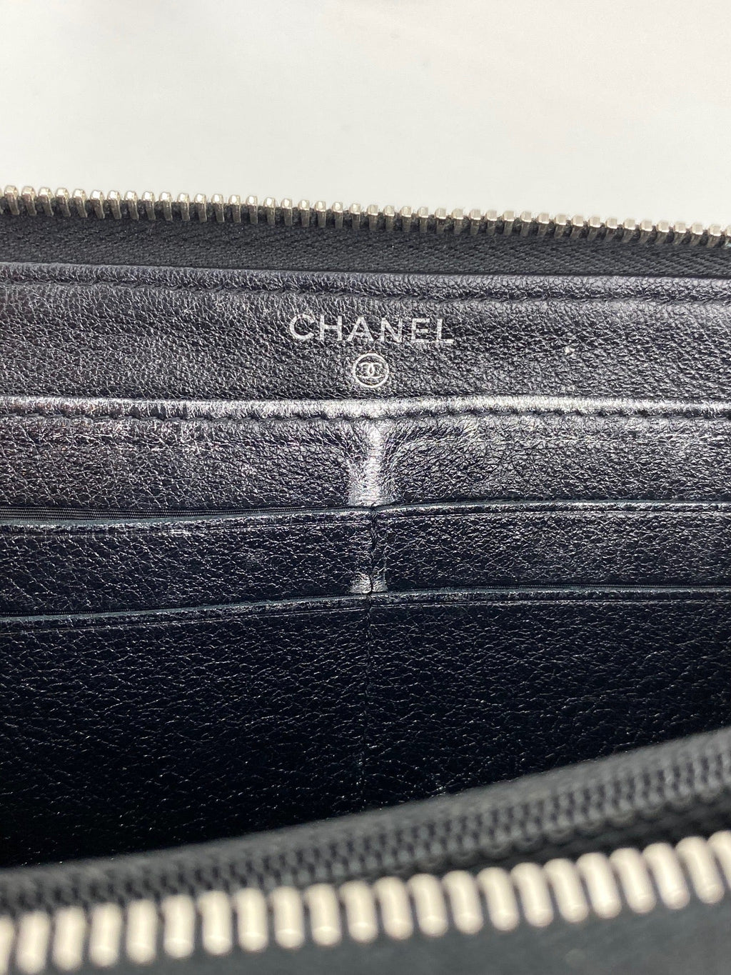Ví cầm tay Chanel Perforated Silver Metallic Lambskin Quilted Zip Around