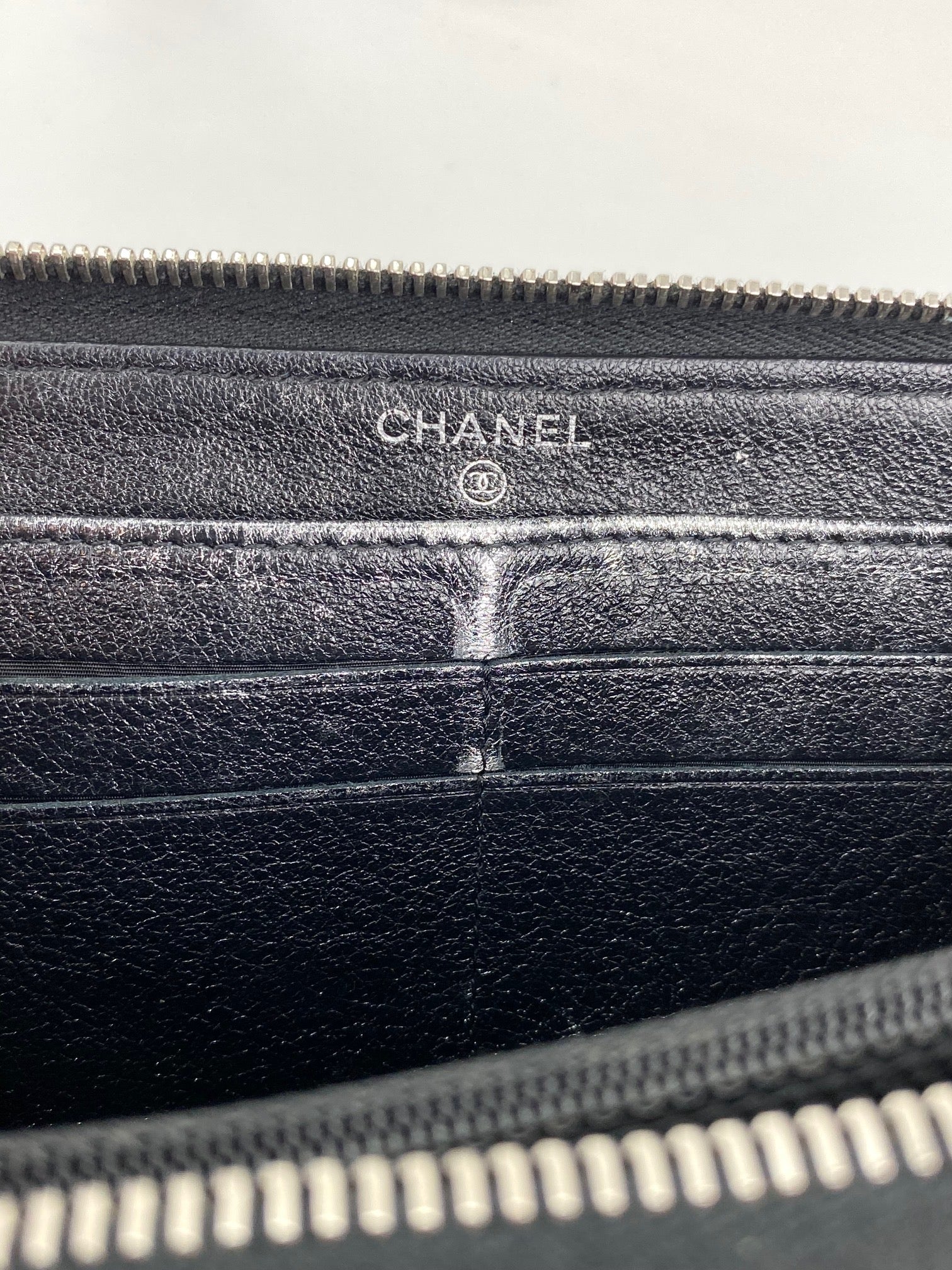 Ví cầm tay Chanel Perforated Silver Metallic Lambskin Quilted Zip Around