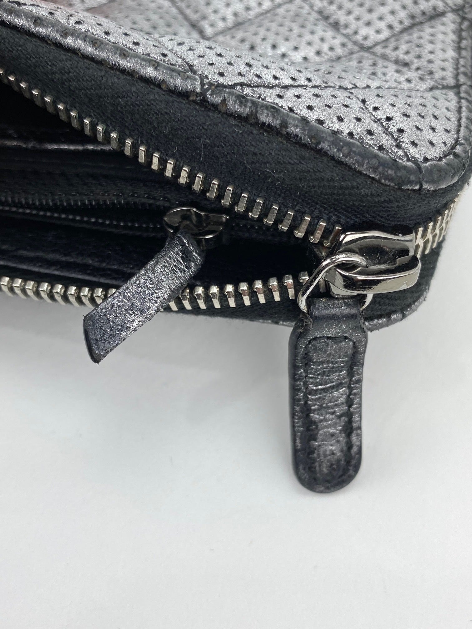 Ví cầm tay Chanel Perforated Silver Metallic Lambskin Quilted Zip Around