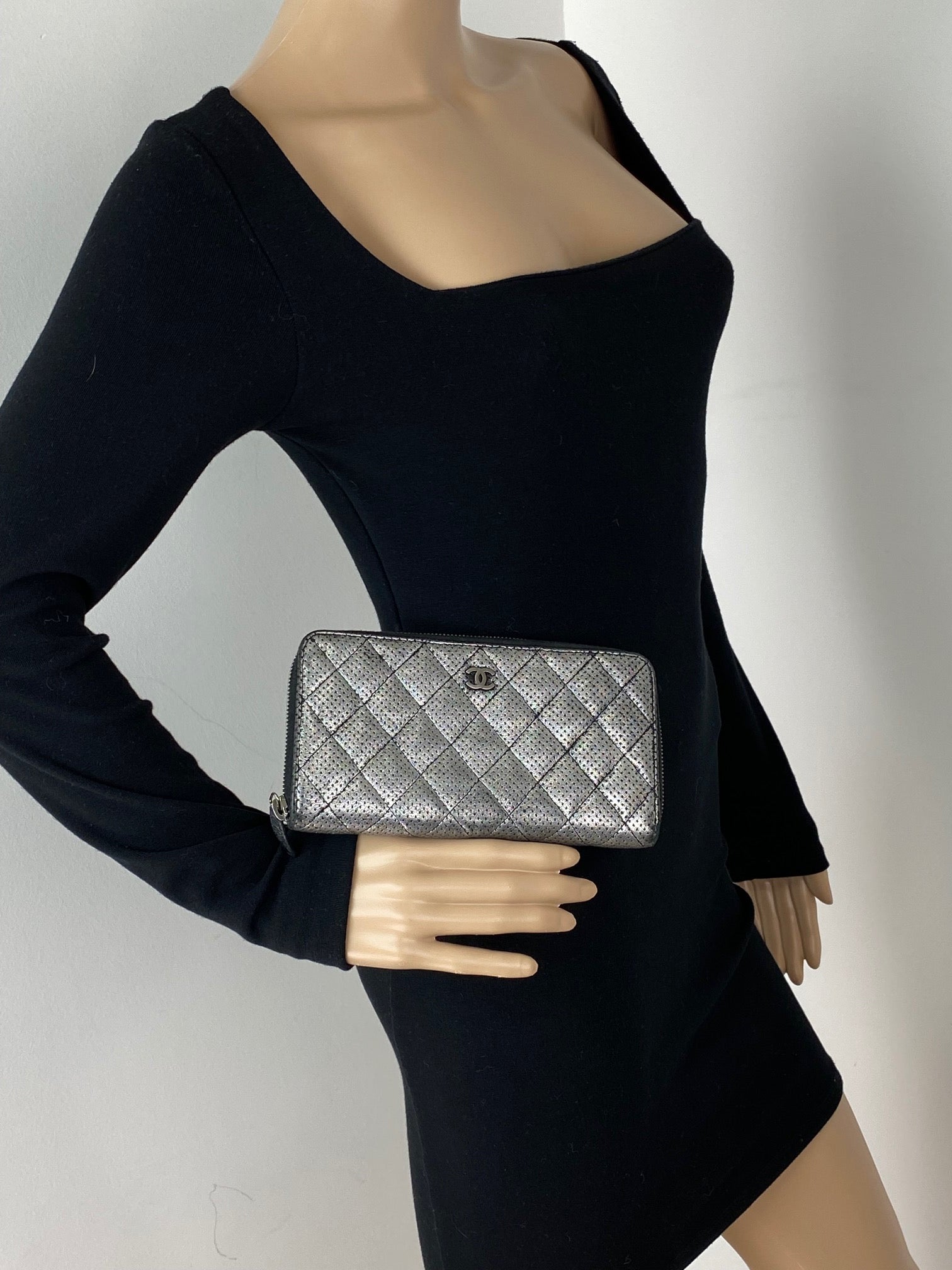 Ví cầm tay Chanel Perforated Silver Metallic Lambskin Quilted Zip Around