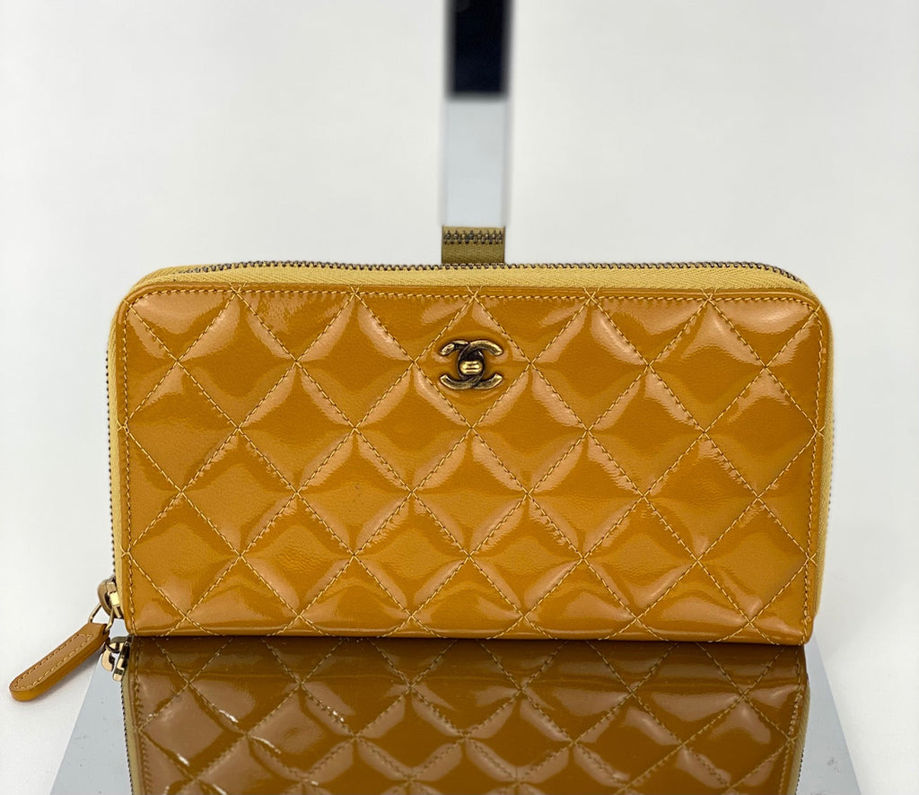 Ví cầm tay Chanel Quilted Yellow Patent Leather Brilliant Zip Around