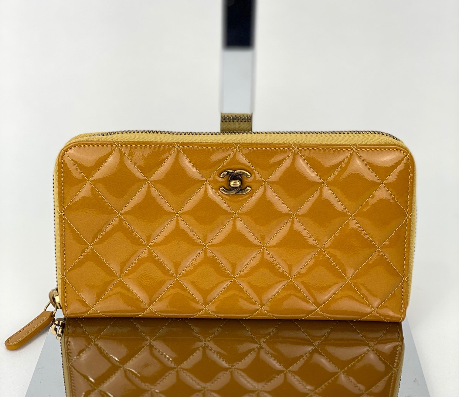 Ví cầm tay Chanel Quilted Yellow Patent Leather Brilliant Zip Around