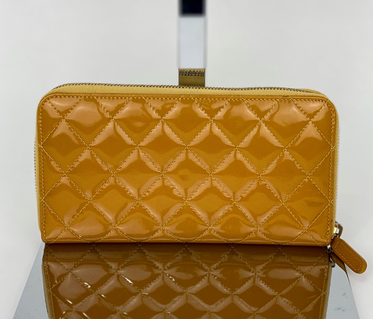 Ví cầm tay Chanel Quilted Yellow Patent Leather Brilliant Zip Around