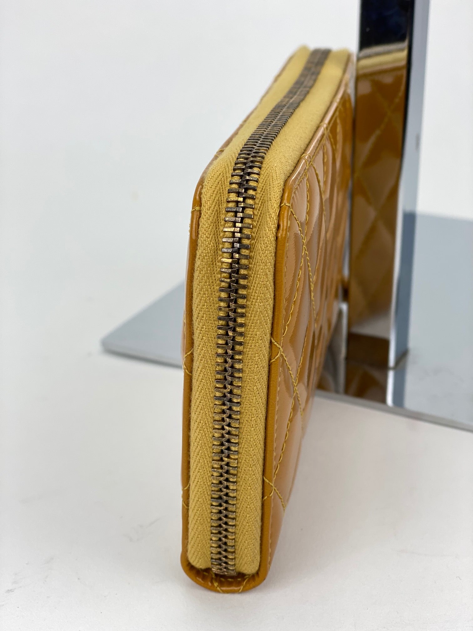 Ví cầm tay Chanel Quilted Yellow Patent Leather Brilliant Zip Around