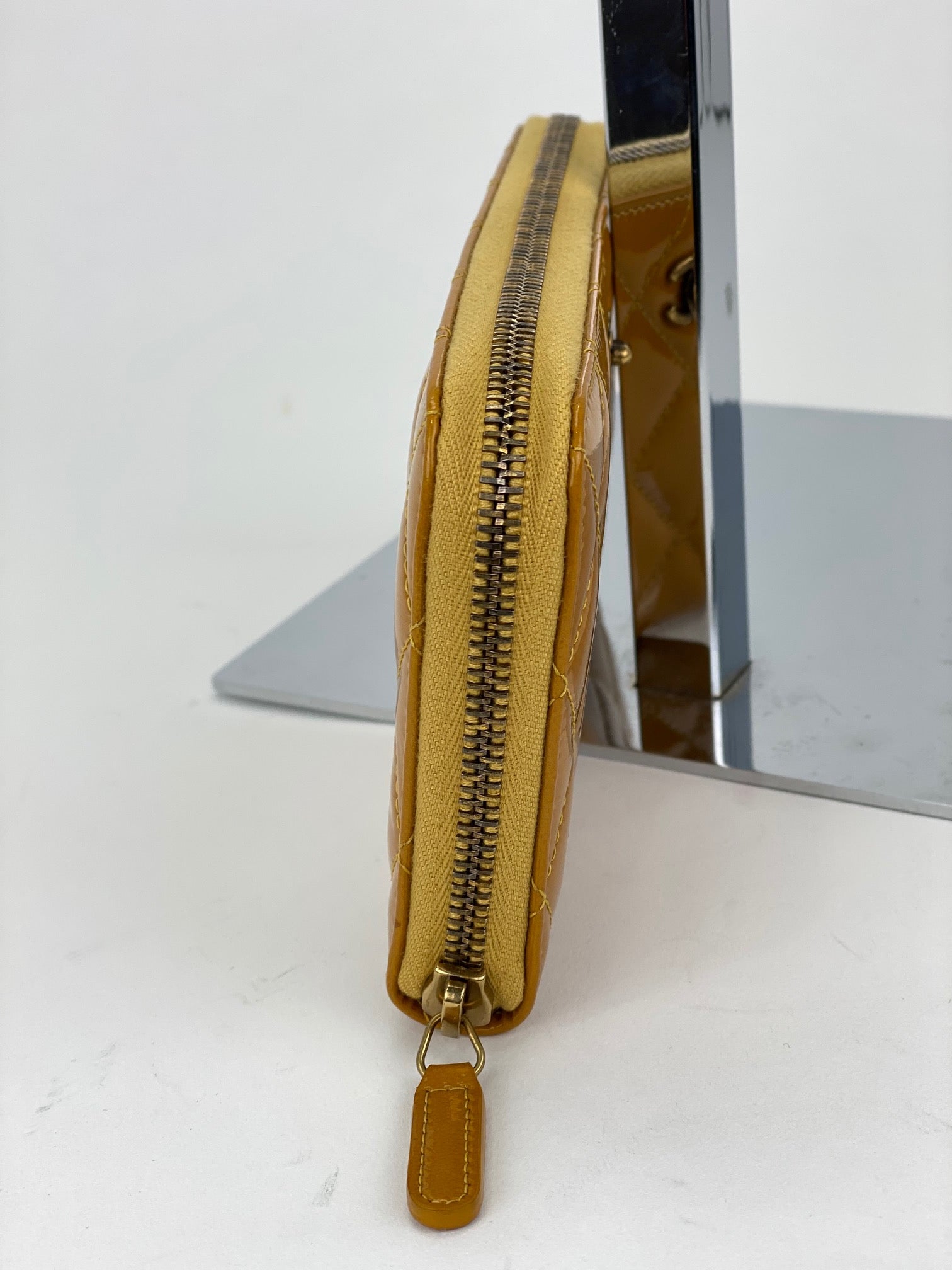 Ví cầm tay Chanel Quilted Yellow Patent Leather Brilliant Zip Around