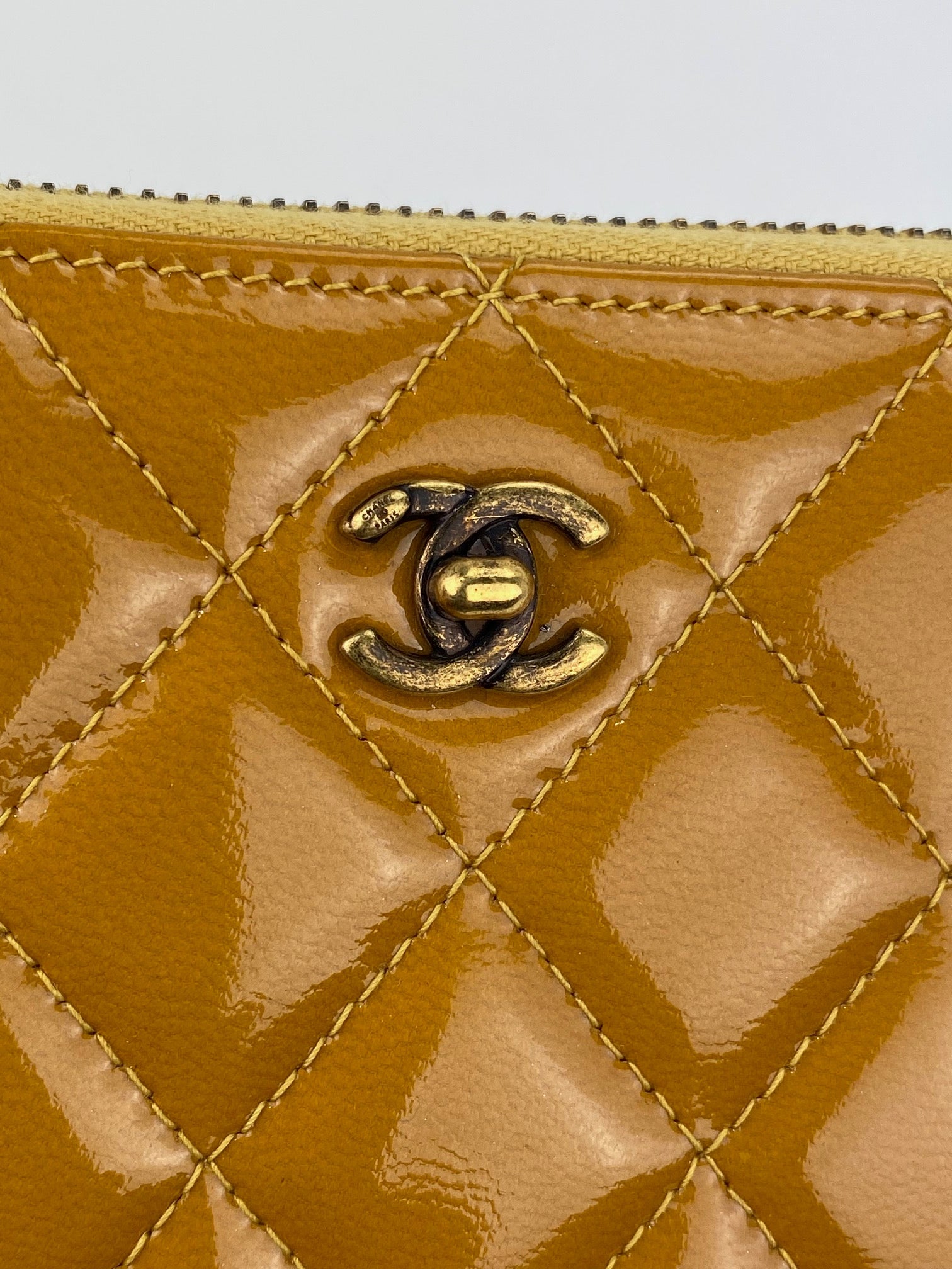 Ví cầm tay Chanel Quilted Yellow Patent Leather Brilliant Zip Around