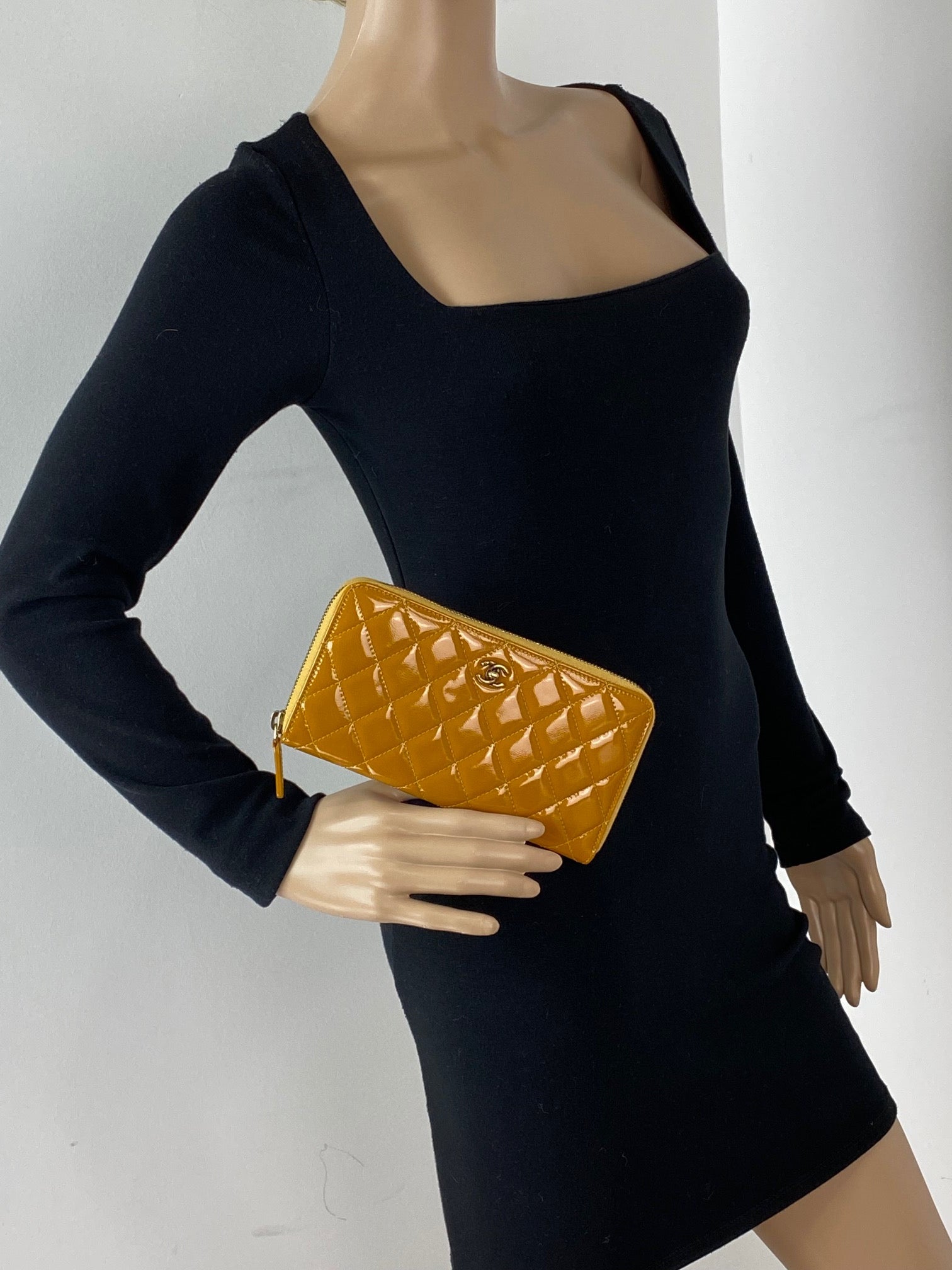 Ví cầm tay Chanel Quilted Yellow Patent Leather Brilliant Zip Around