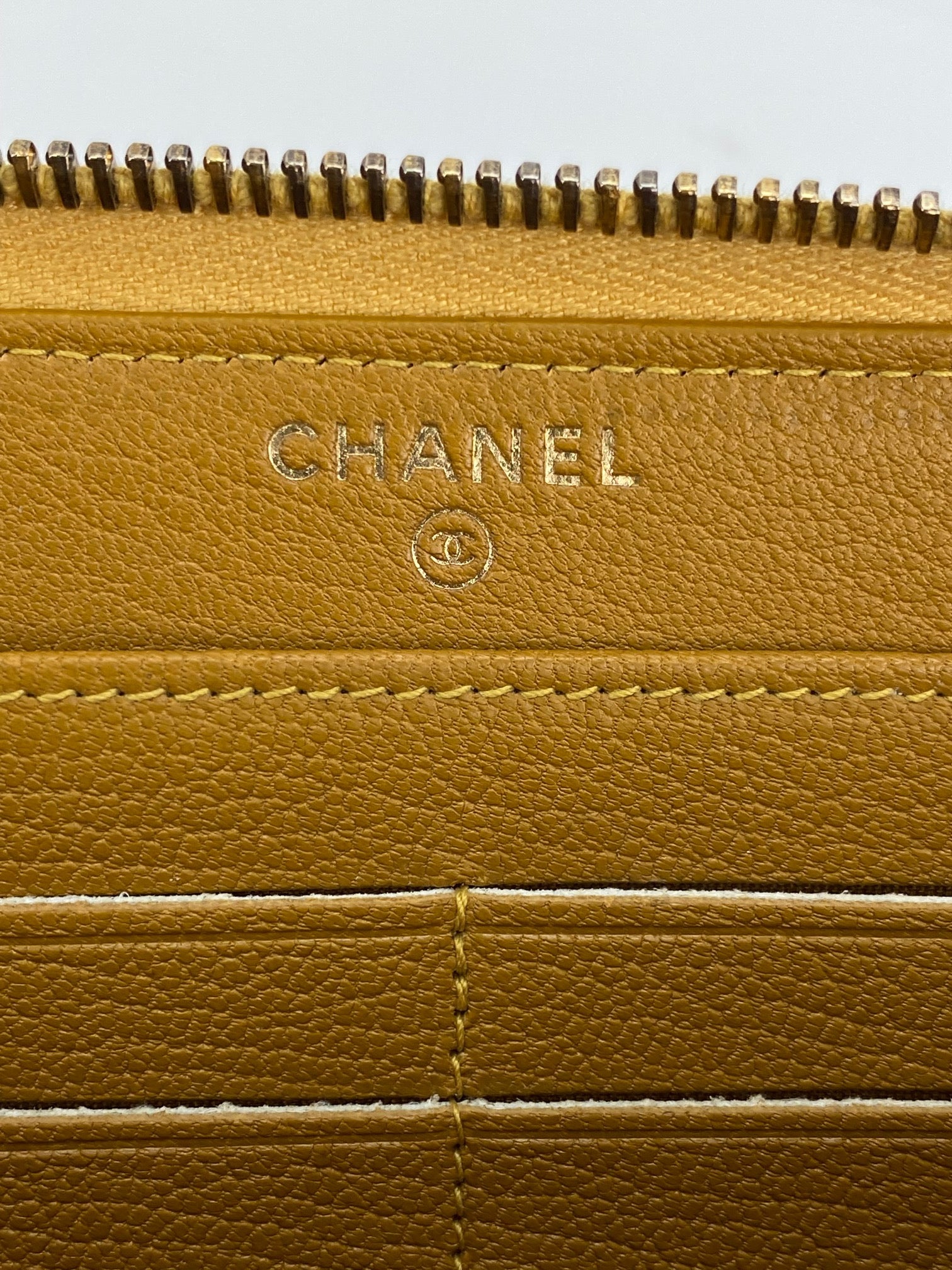Ví cầm tay Chanel Quilted Yellow Patent Leather Brilliant Zip Around