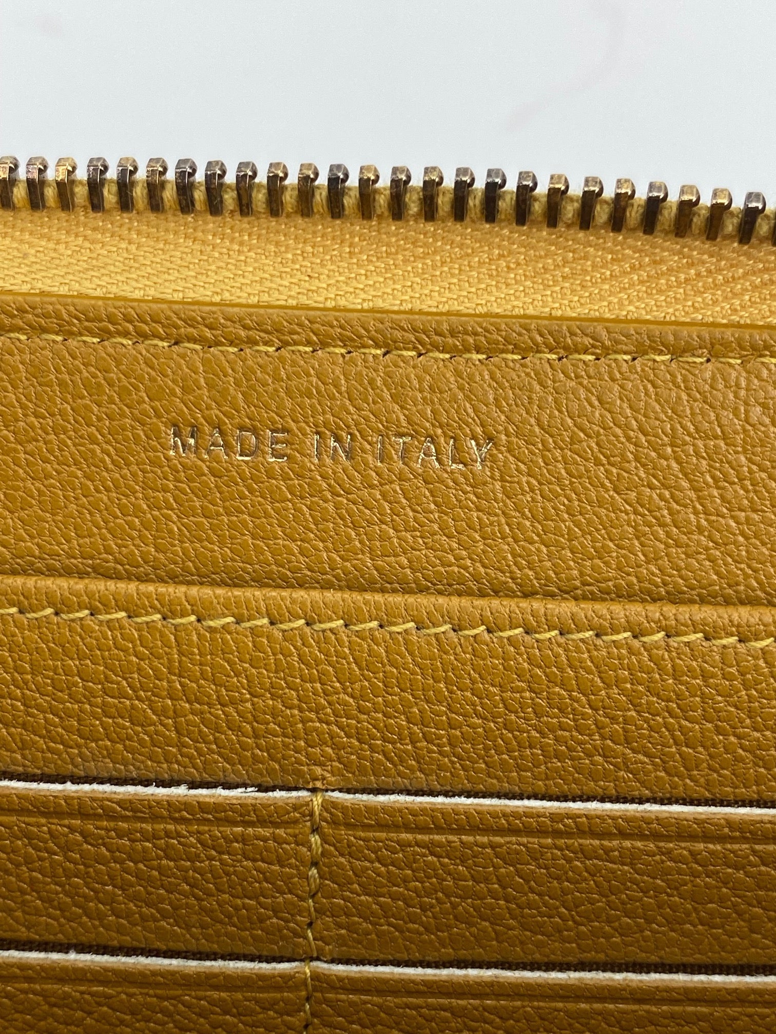 Ví cầm tay Chanel Quilted Yellow Patent Leather Brilliant Zip Around