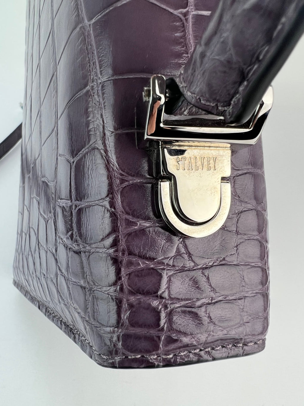 Túi đeo chéo Stalvey Top Handle 2.5 Alligator Lilac sang trọng độc quyền