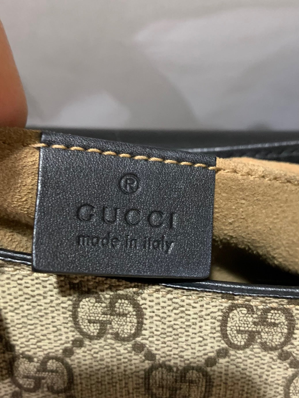 Túi đeo vai Gucci GG Supreme Web Padlock màu đen