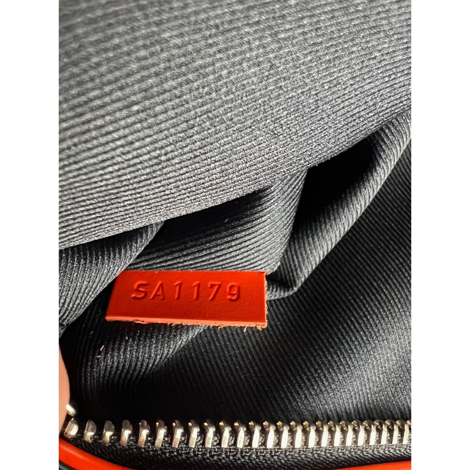 Túi đeo chéo Louis Vuitton Damier Colbart màu cam Race Discovery Bumbag