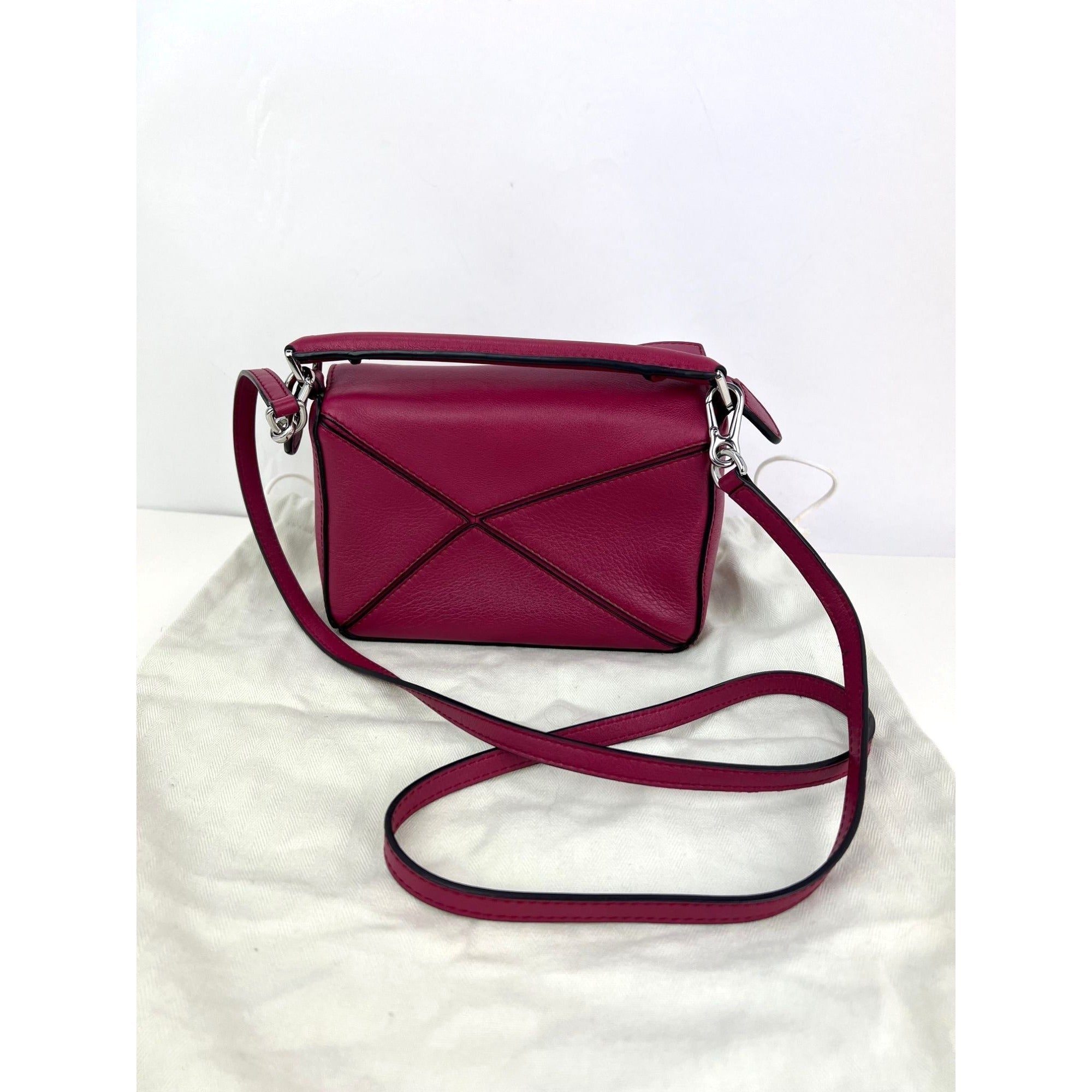 Túi xách đeo chéo Loewe Calfskin Mini Crimson Puzzle