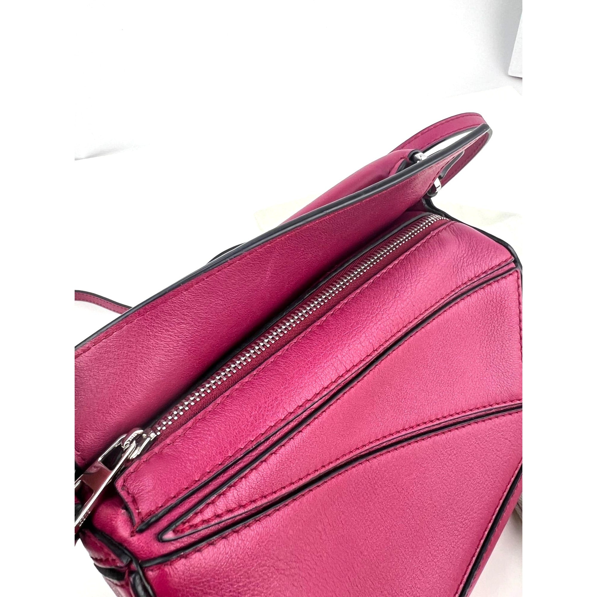 Túi xách đeo chéo Loewe Calfskin Mini Crimson Puzzle
