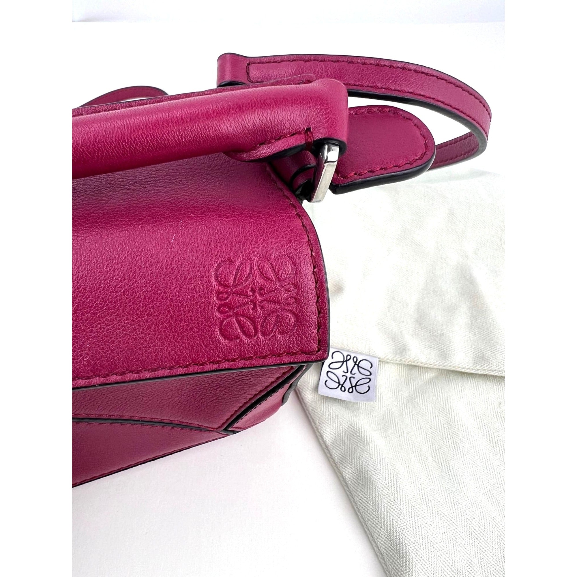 Túi xách đeo chéo Loewe Calfskin Mini Crimson Puzzle