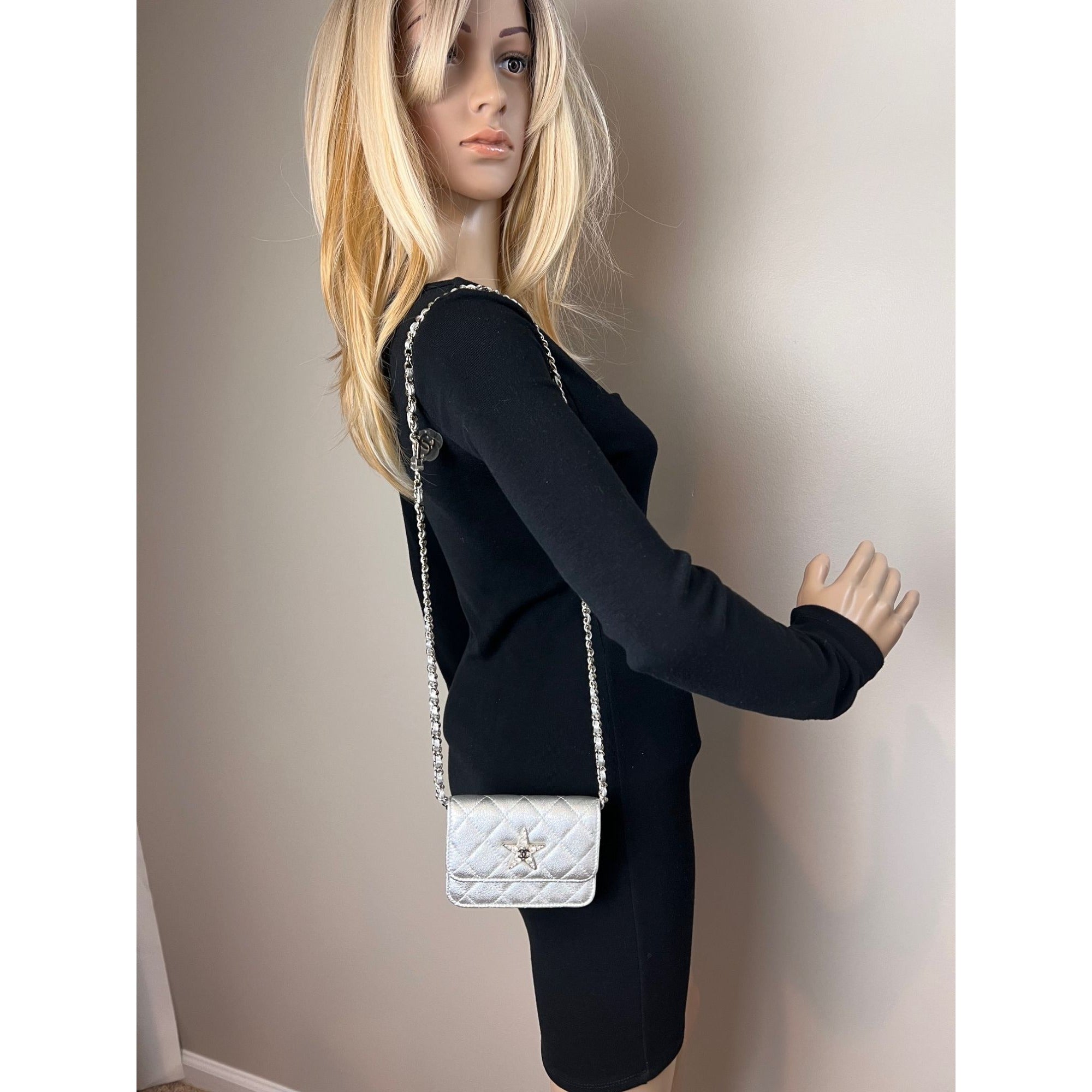 Túi đeo vai Chanel Metallic Goatskin Quilted Star Flap Waist Belt Shoulder Bag