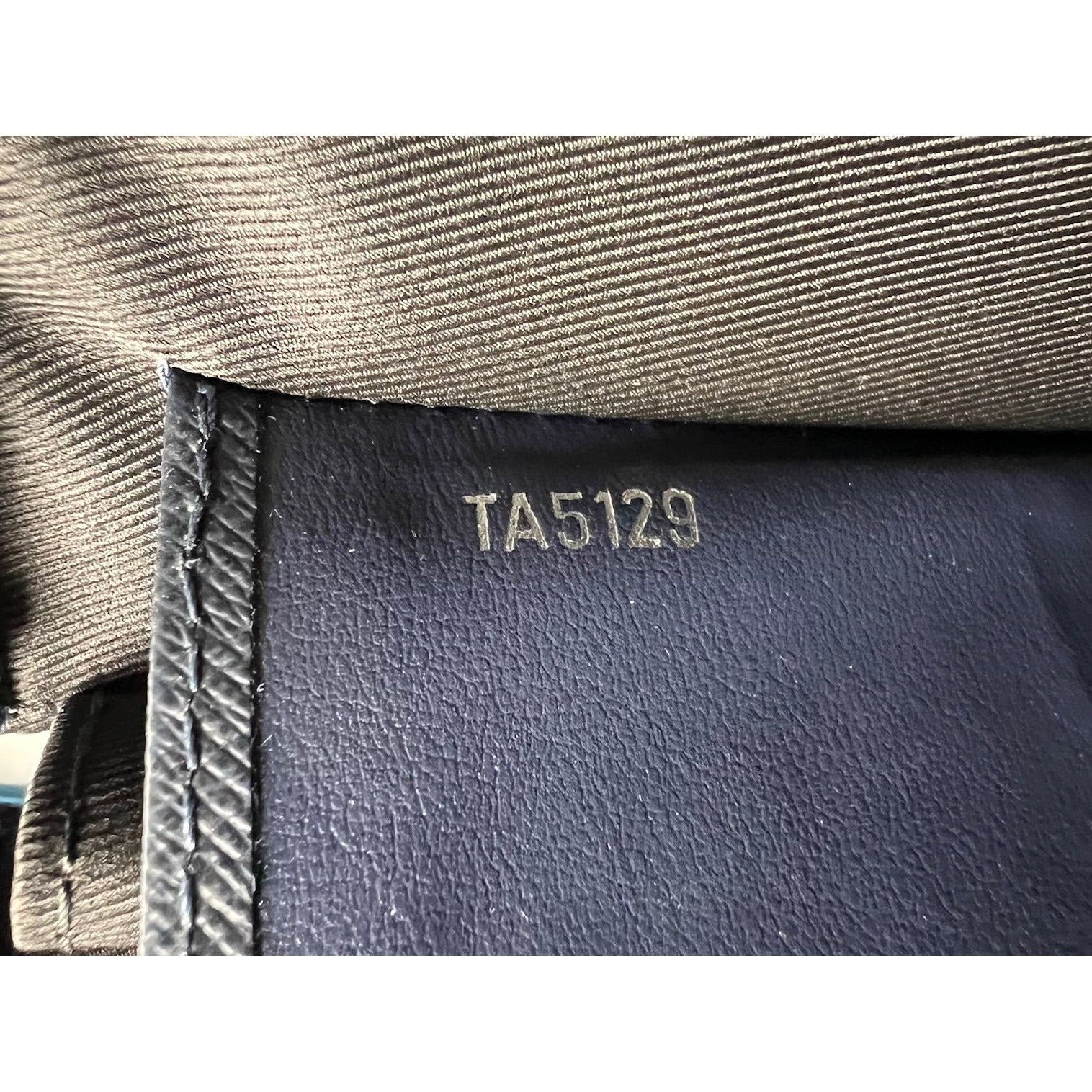Túi xách tay da Louis Vuitton Pochette Voyage MM Taiga màu xanh đậm phiên bản giới hạn