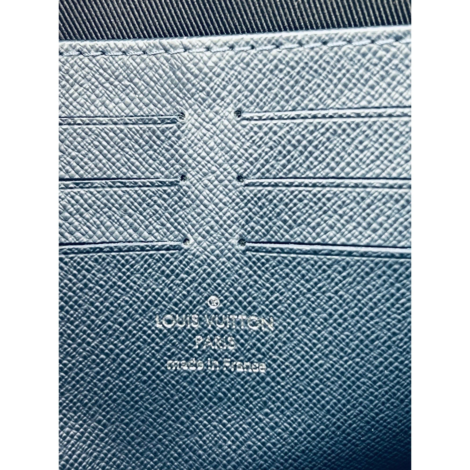 Túi xách tay da Louis Vuitton Pochette Voyage MM Taiga màu xanh đậm phiên bản giới hạn