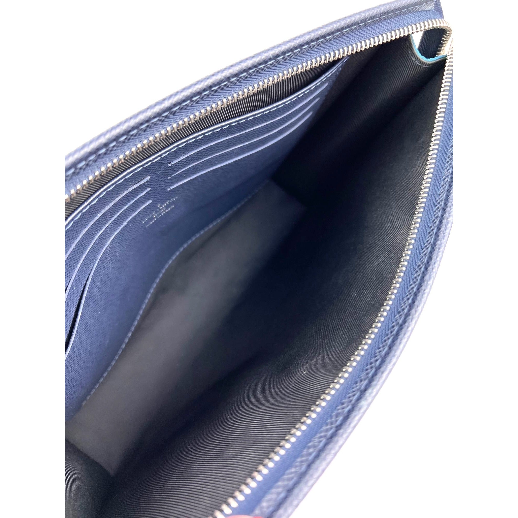 Túi xách tay da Louis Vuitton Pochette Voyage MM Taiga màu xanh đậm phiên bản giới hạn