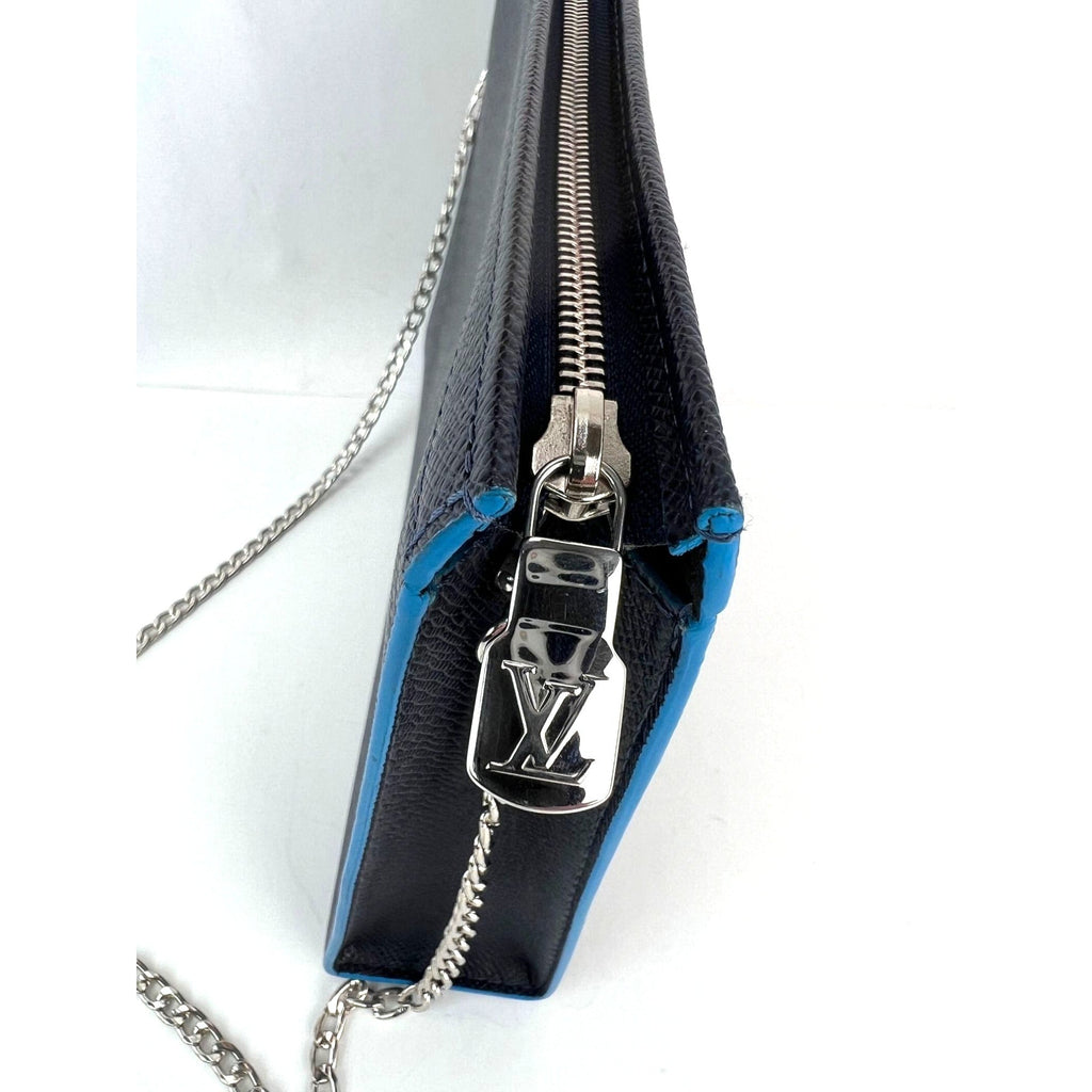 Túi xách tay da Louis Vuitton Pochette Voyage MM Taiga màu xanh đậm phiên bản giới hạn