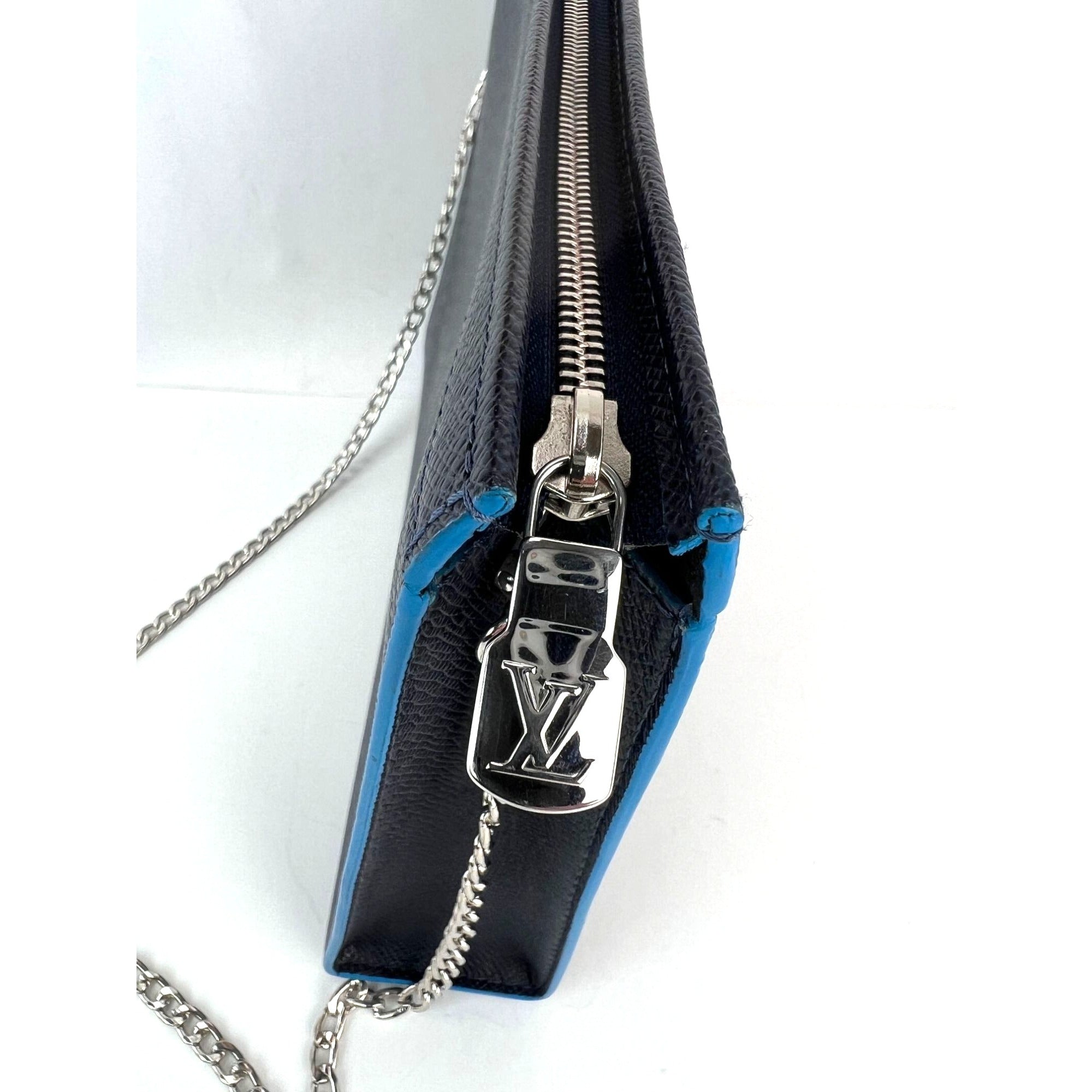 Túi xách tay da Louis Vuitton Pochette Voyage MM Taiga màu xanh đậm phiên bản giới hạn