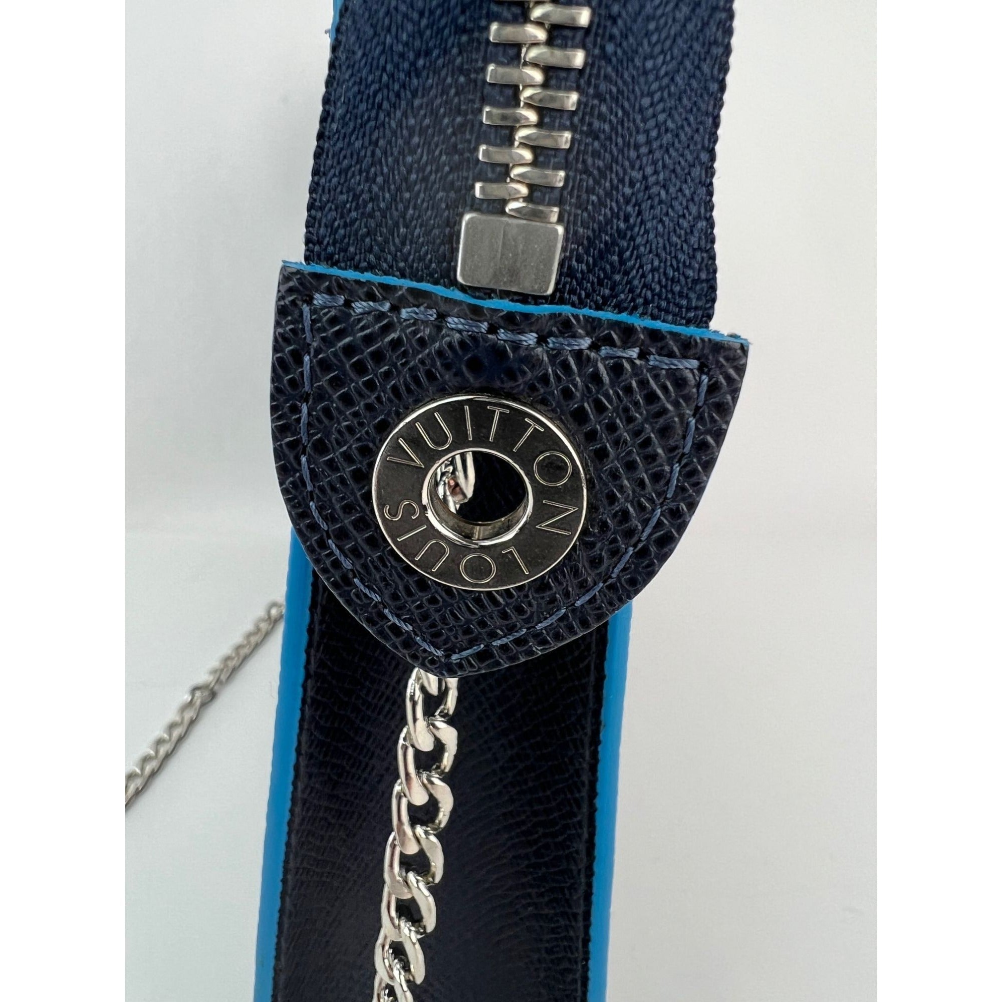 Túi xách tay da Louis Vuitton Pochette Voyage MM Taiga màu xanh đậm phiên bản giới hạn