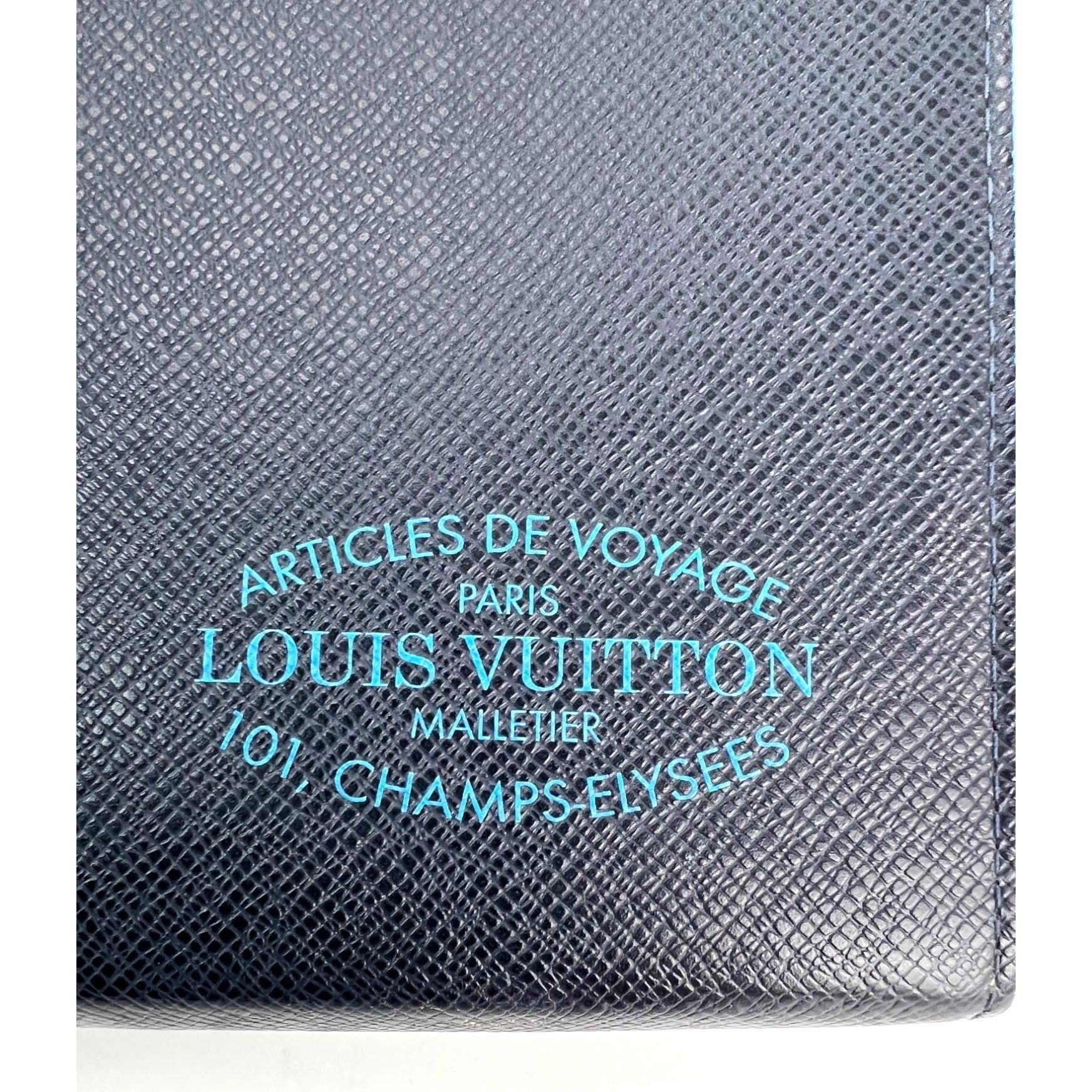 Túi xách tay da Louis Vuitton Pochette Voyage MM Taiga màu xanh đậm phiên bản giới hạn