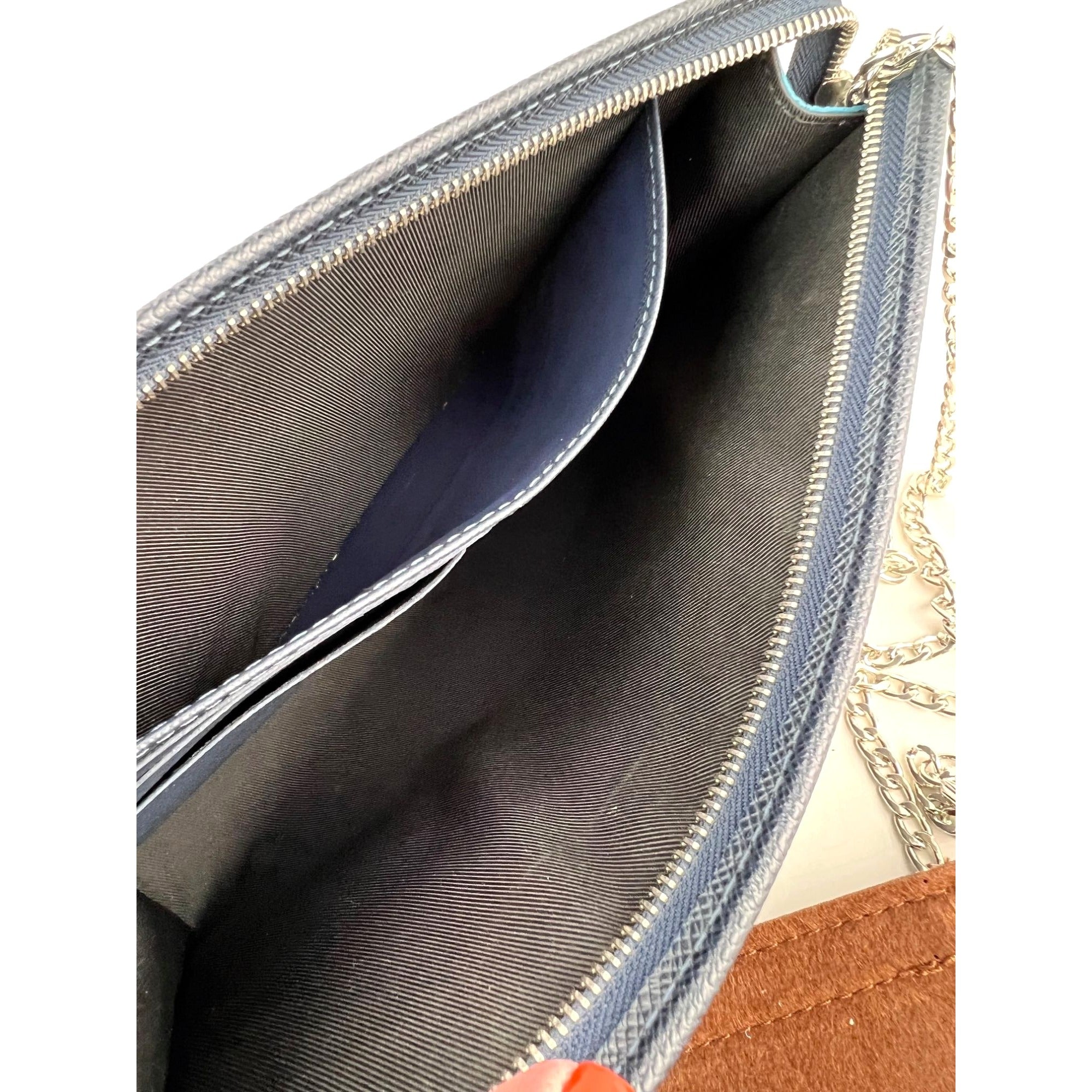 Túi xách tay da Louis Vuitton Pochette Voyage MM Taiga màu xanh đậm phiên bản giới hạn