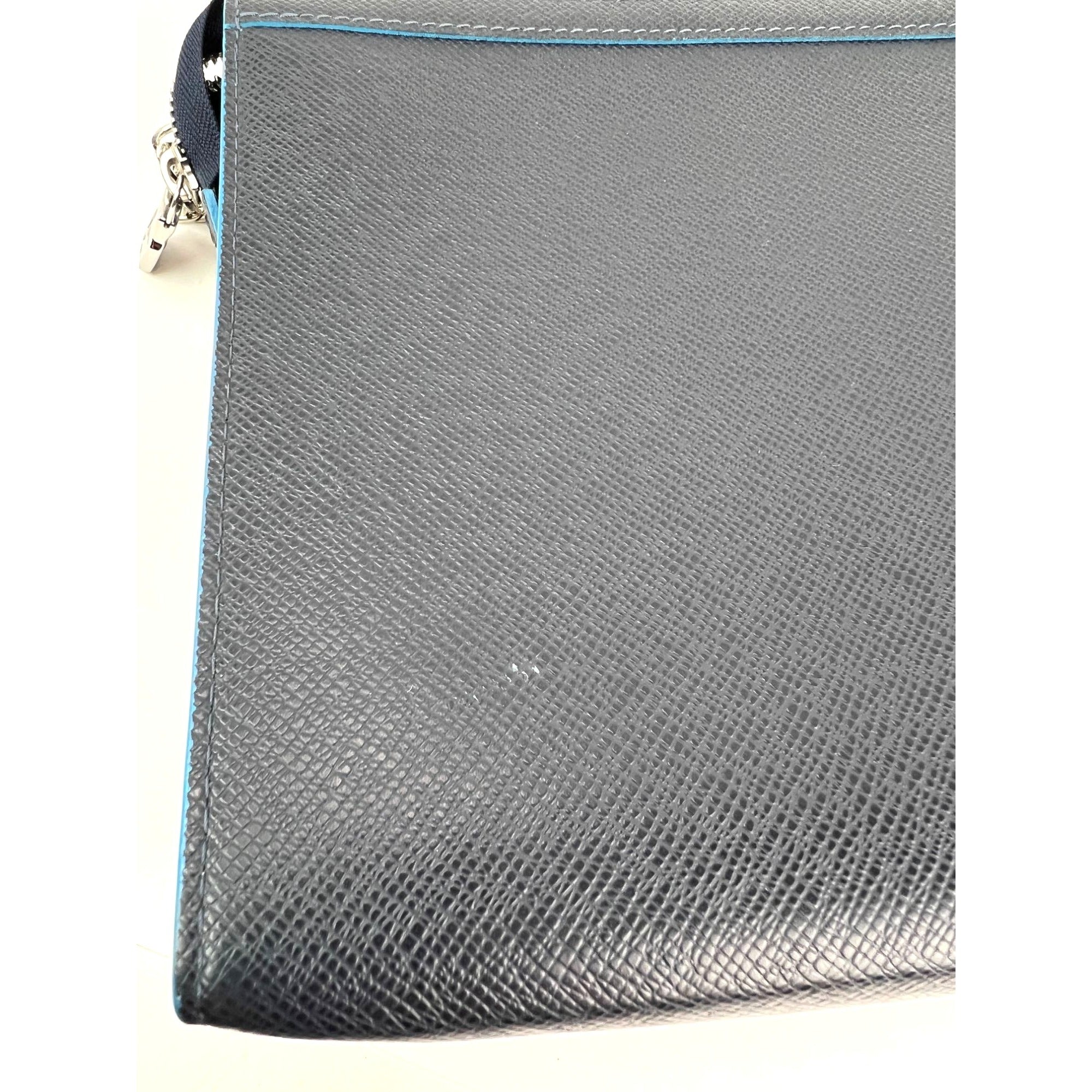 Túi xách tay da Louis Vuitton Pochette Voyage MM Taiga màu xanh đậm phiên bản giới hạn