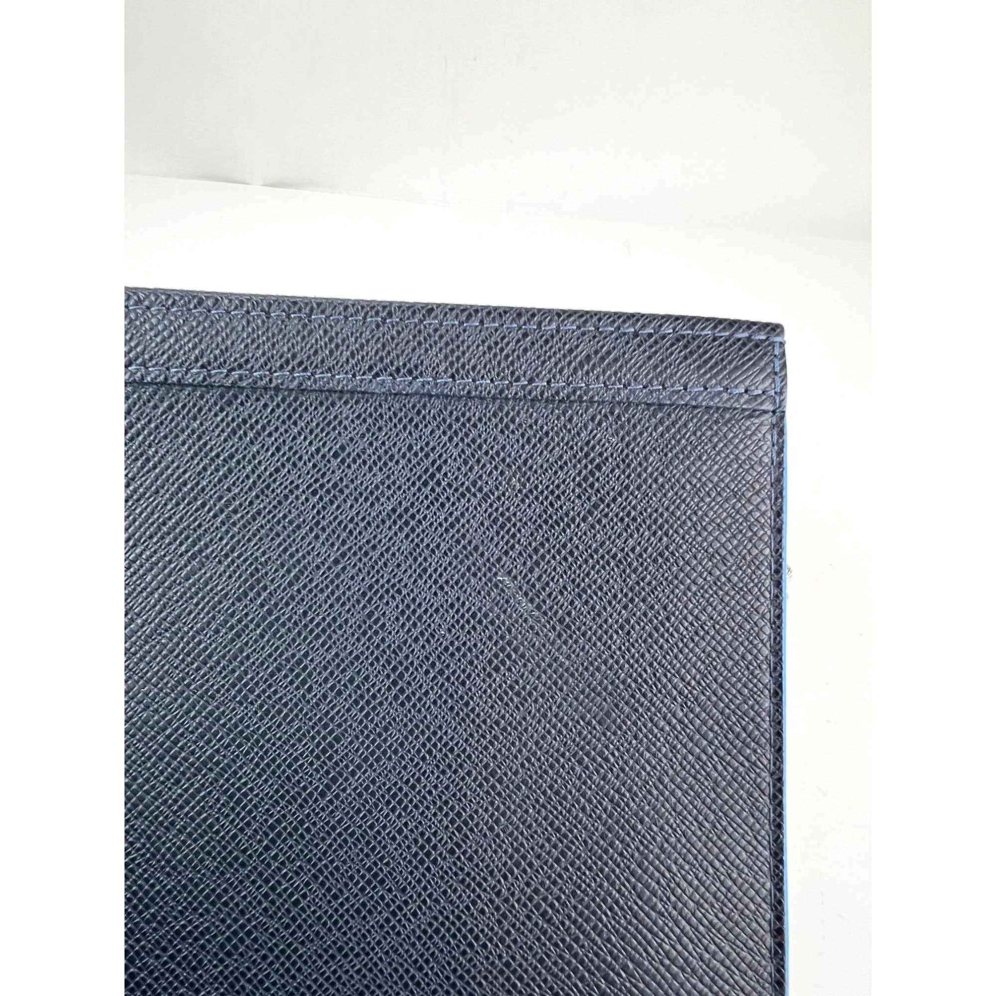 Túi xách tay da Louis Vuitton Pochette Voyage MM Taiga màu xanh đậm phiên bản giới hạn