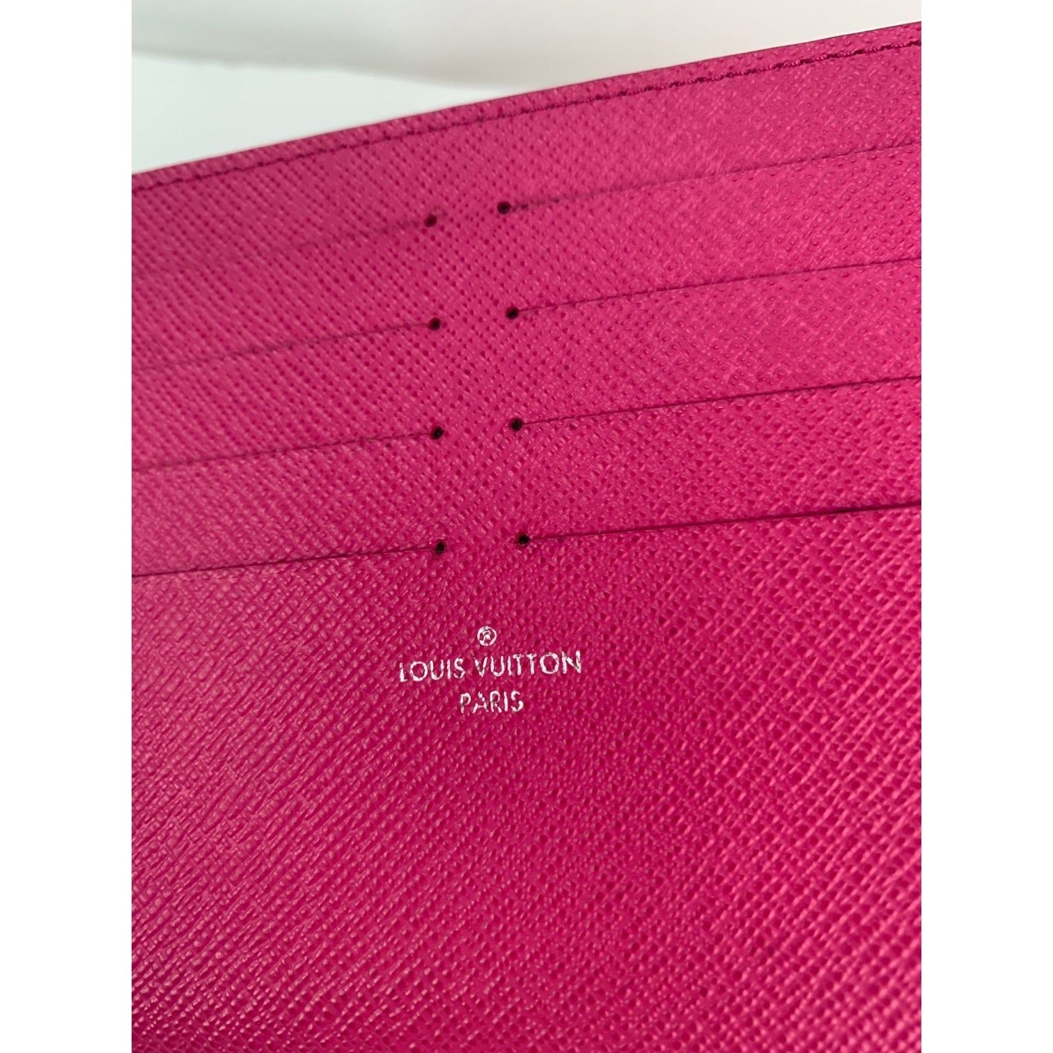 Ví da màu hồng có ngăn đựng thẻ tín dụng Louis Vuitton 8 của Felicie