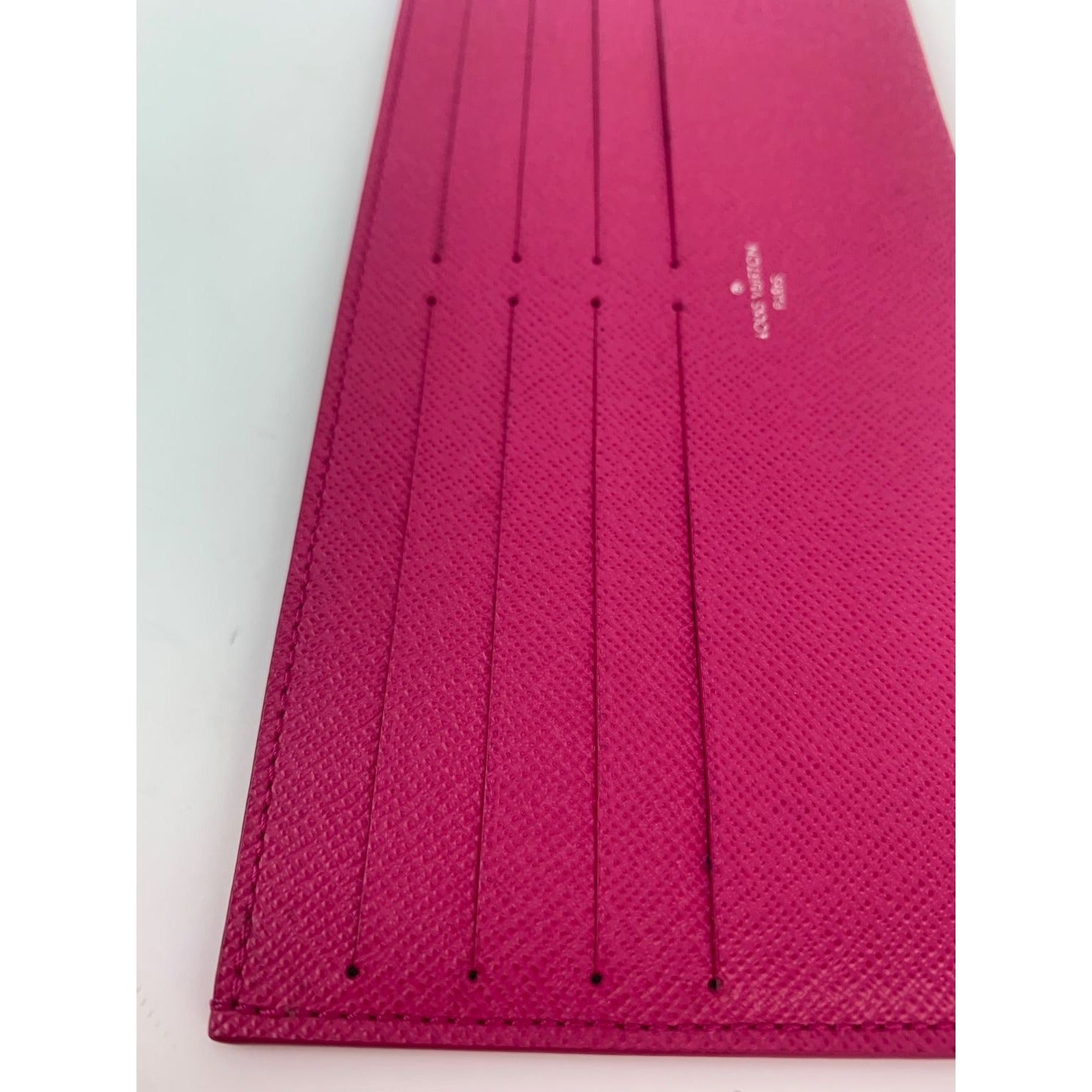 Ví da màu hồng có ngăn đựng thẻ tín dụng Louis Vuitton 8 của Felicie