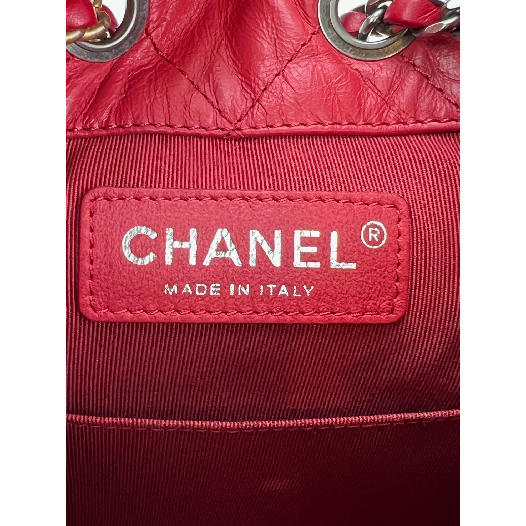 Balo Gabrielle nhỏ bằng da bê Chanel Aged Calfskin Quilted màu đỏ