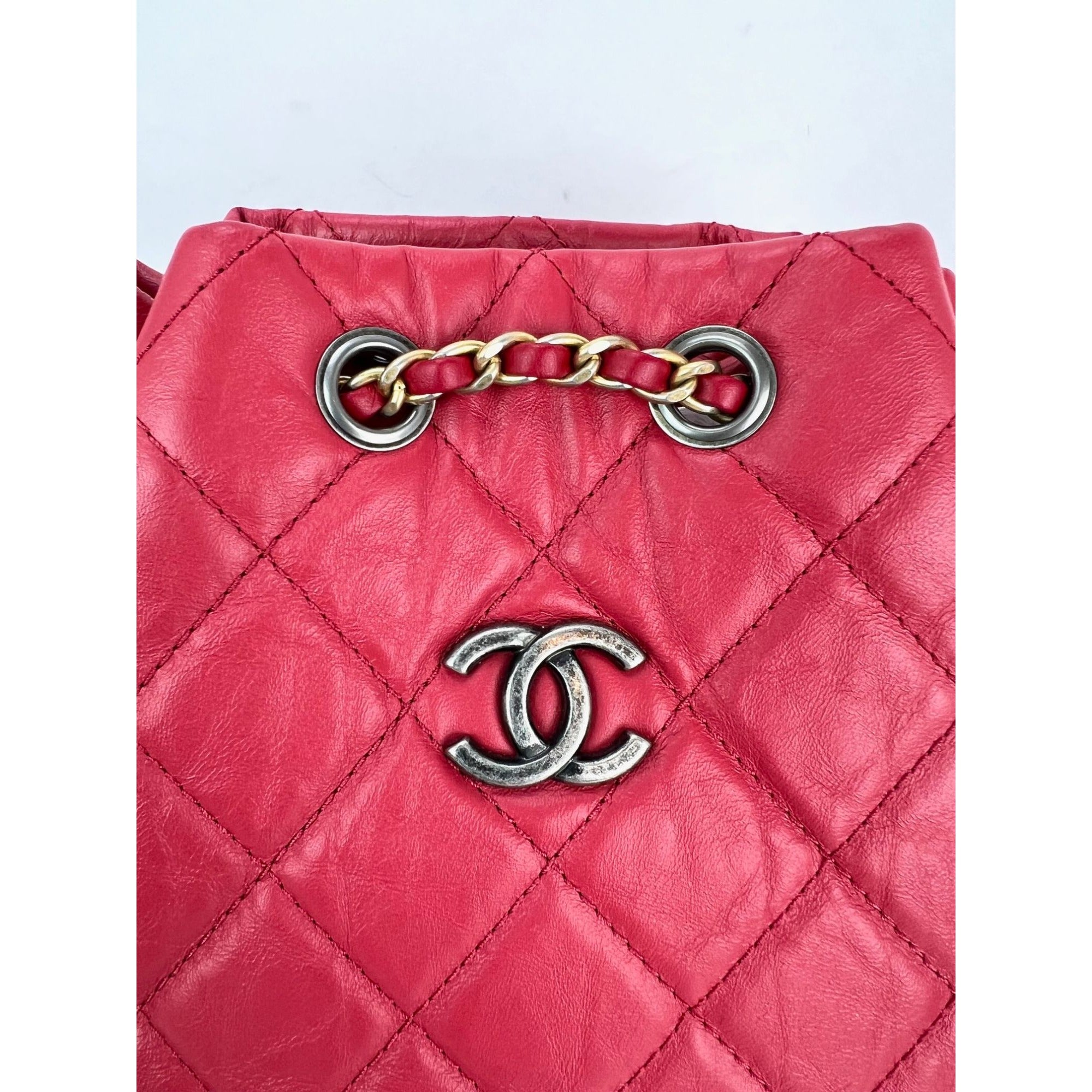 Balo Gabrielle nhỏ bằng da bê Chanel Aged Calfskin Quilted màu đỏ